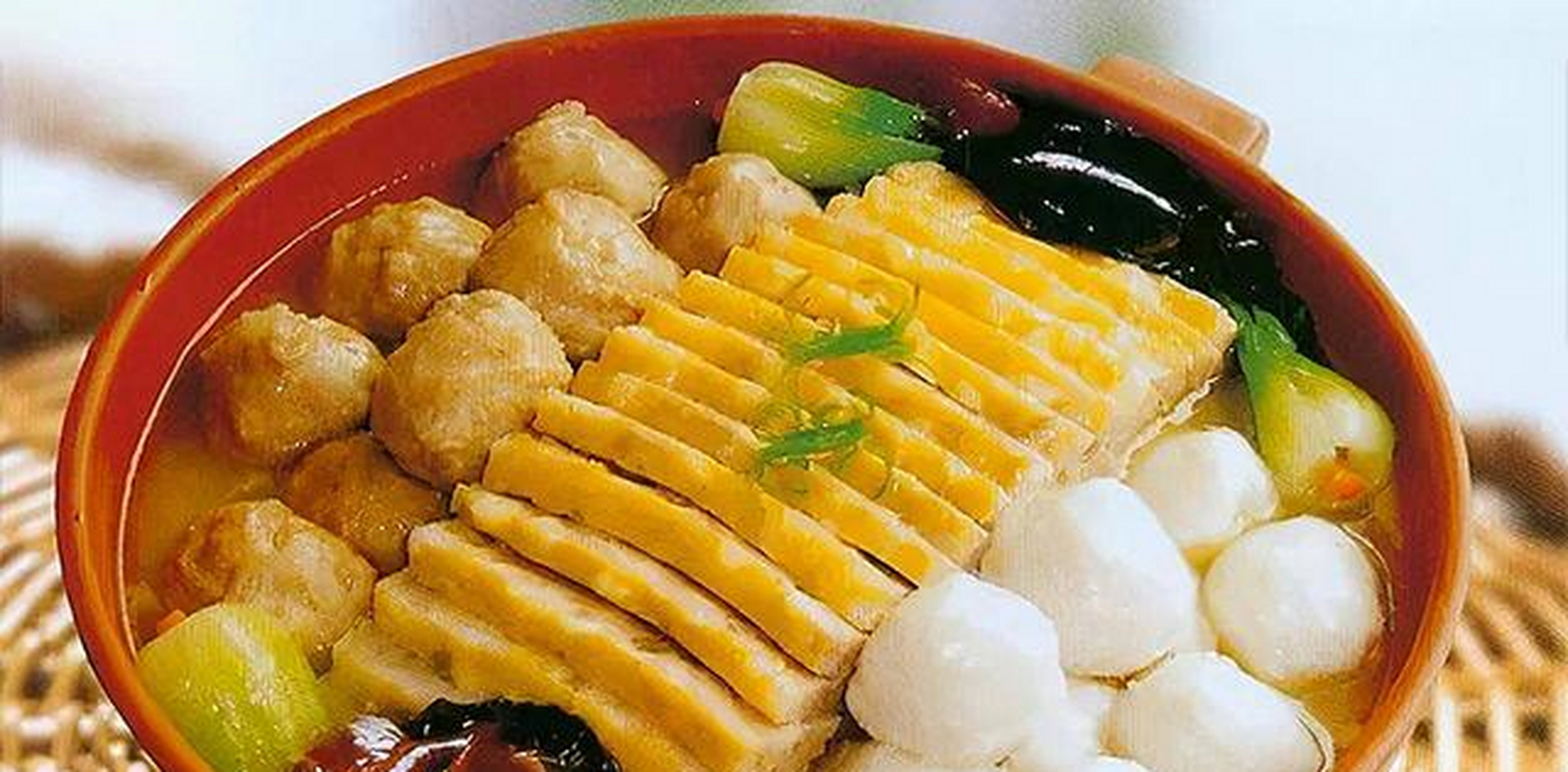 黄陂三合已有数百年历史,从外观上看,它就像一盘火锅丸子和麻辣火锅