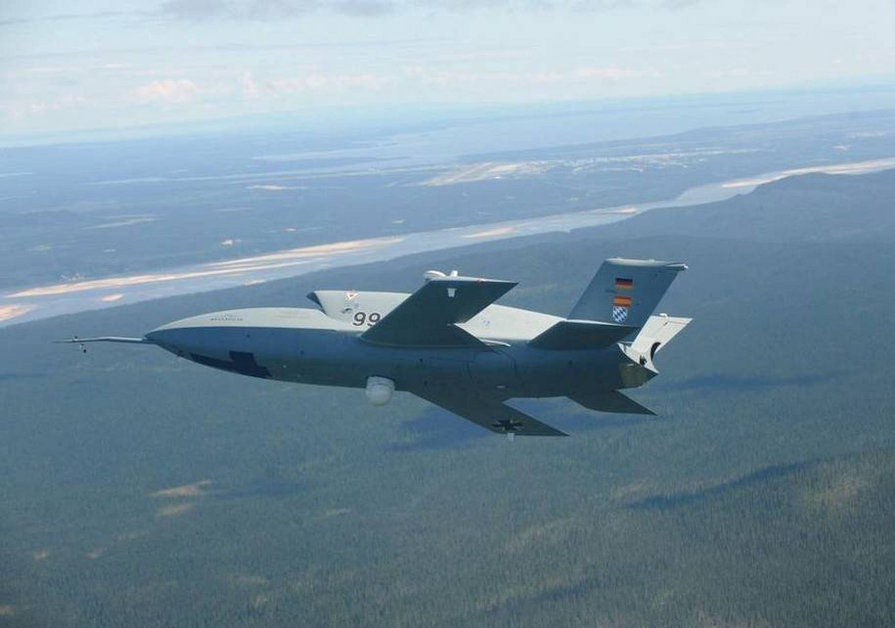 日尔曼西班牙的梭鱼无人机,也是欧洲最大的无人机,看着很敦实.