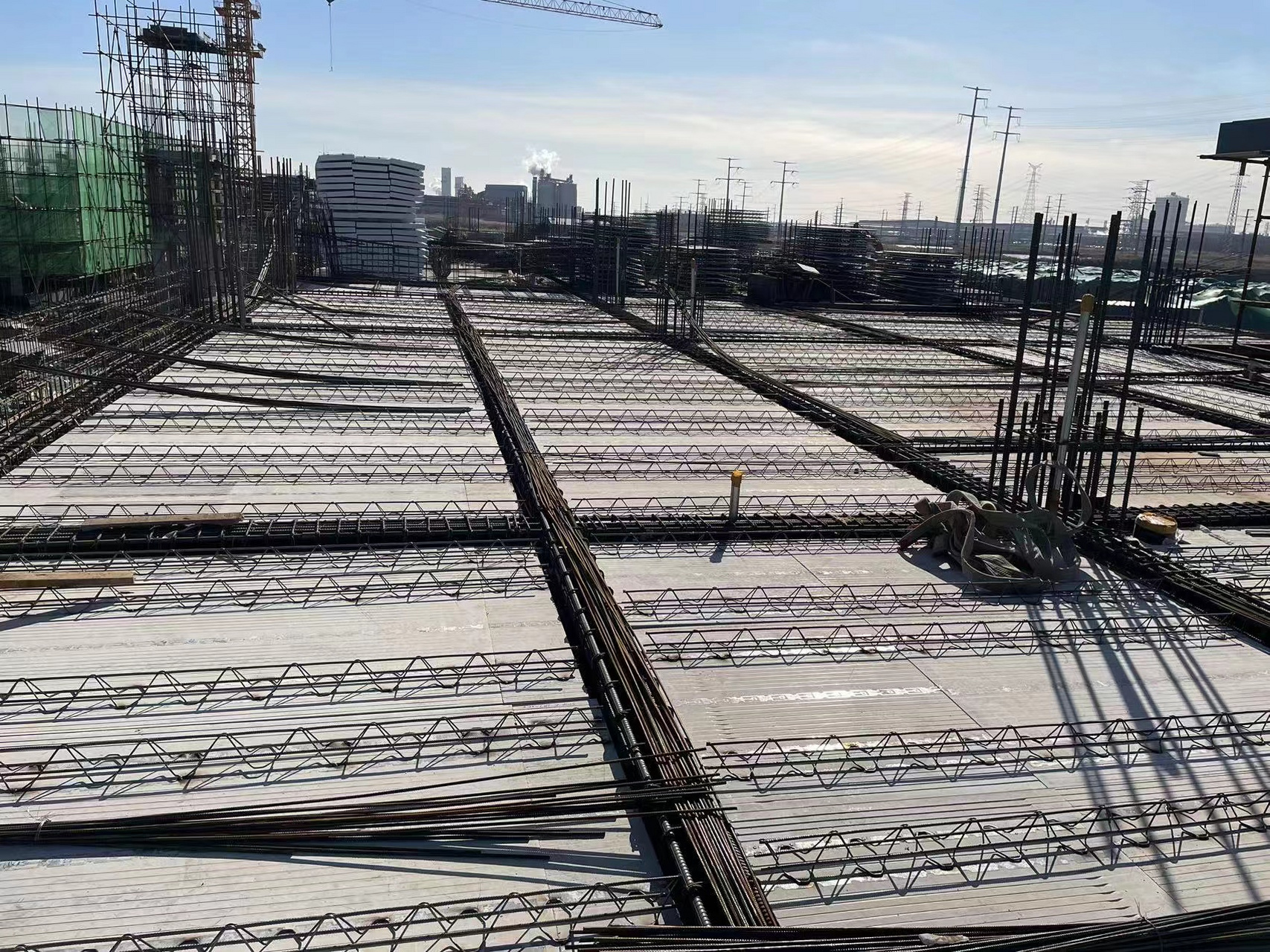 预制叠合板是一种由多层材料叠合而成的建筑材料,其主要由硅质,矿物