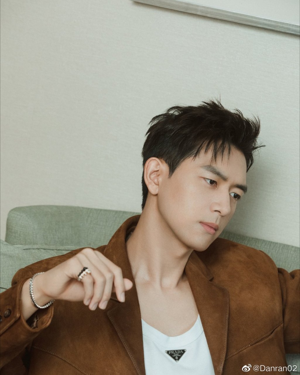 无论是在戏剧作品中还是现实生活中,李现都展现出了嘎嘎板正的帅气.