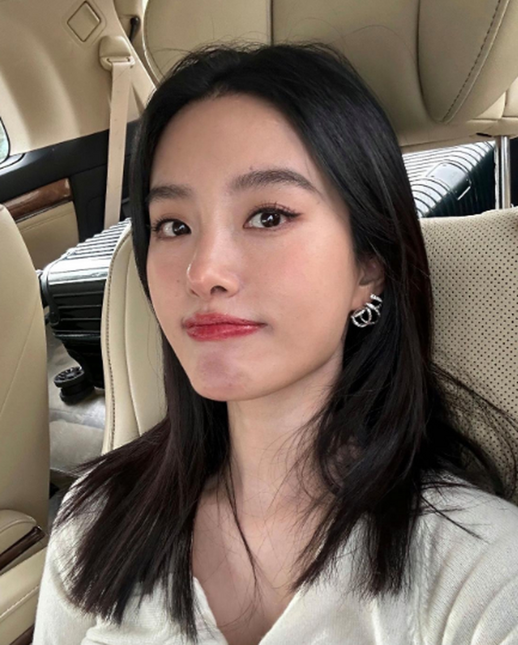 杨采钰大方晒原相机照片,脸上瑕疵清晰可见.