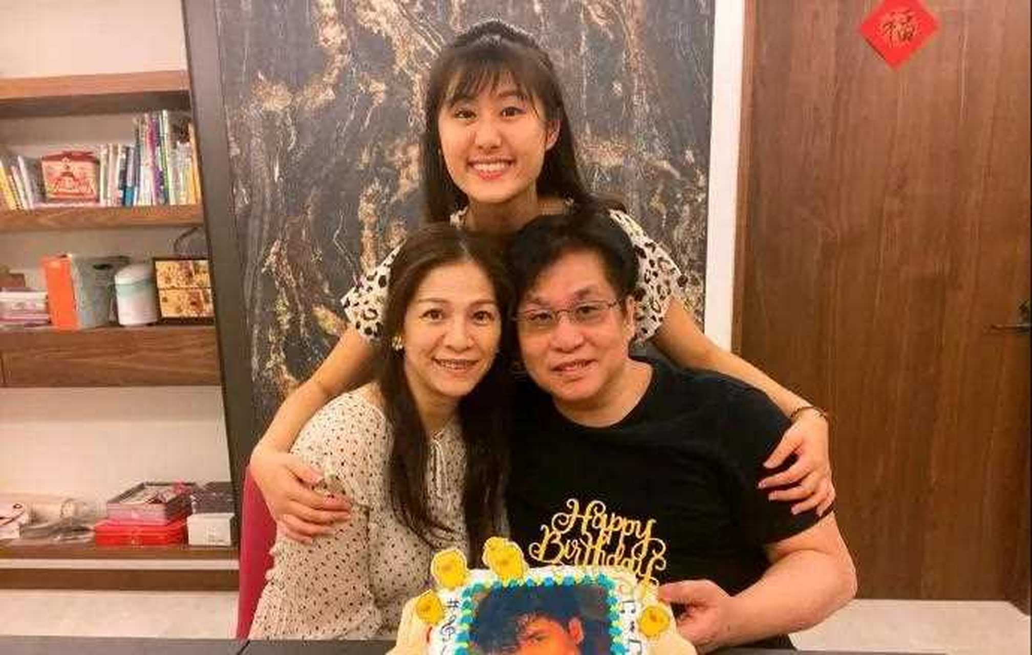 老婆张钰雅温柔美丽贤惠,22岁的女儿郑安琪长相甜美可人,读书成绩优异