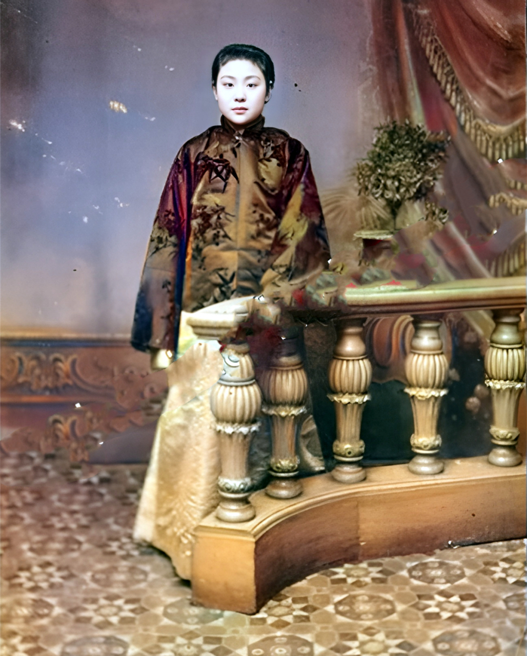 晚清,汉口,一位男装丽人.随着社会风气的开化,许多女子大胆尝试男装.