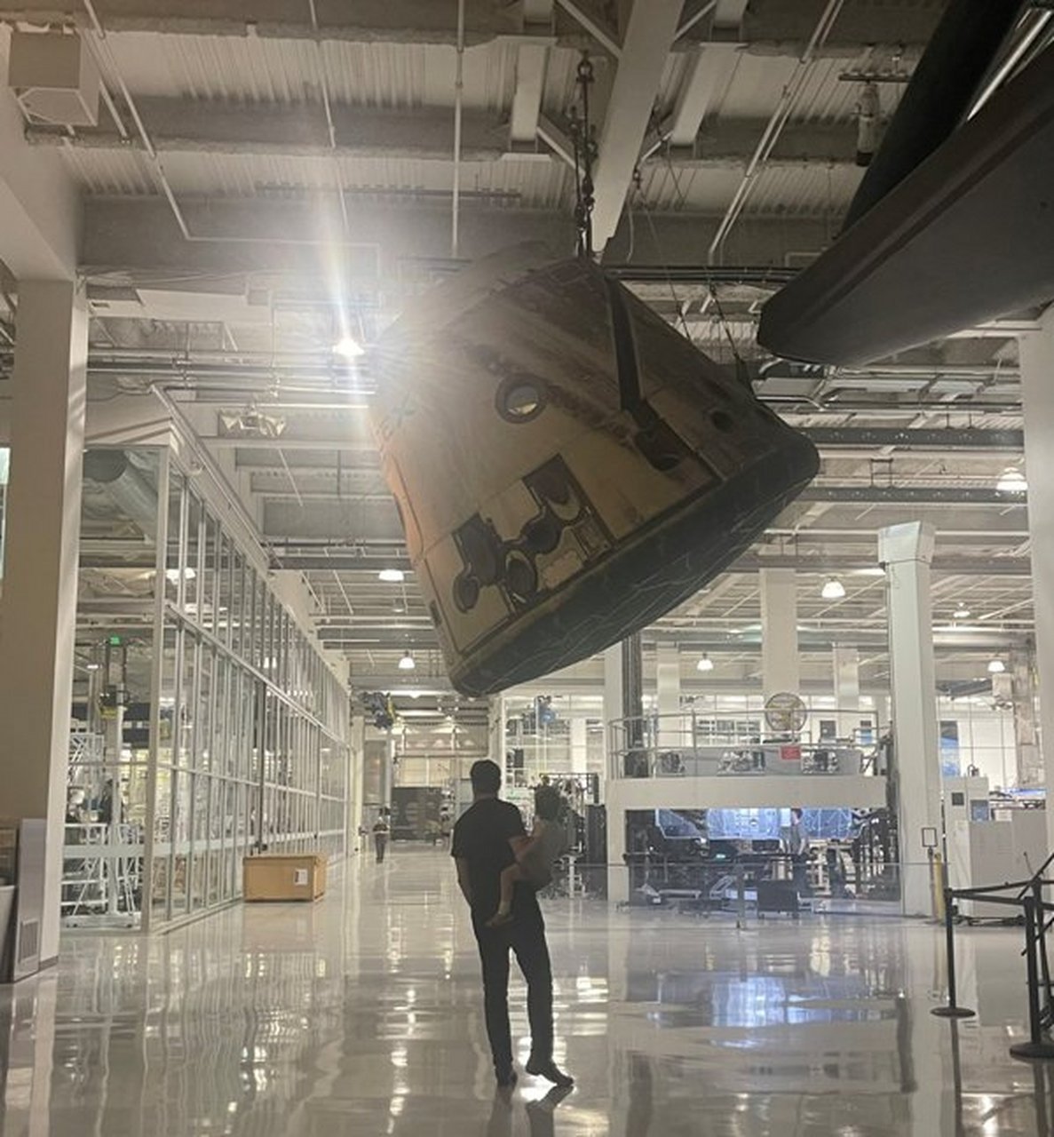 马斯克带着小儿子参观spacex  #背影杀