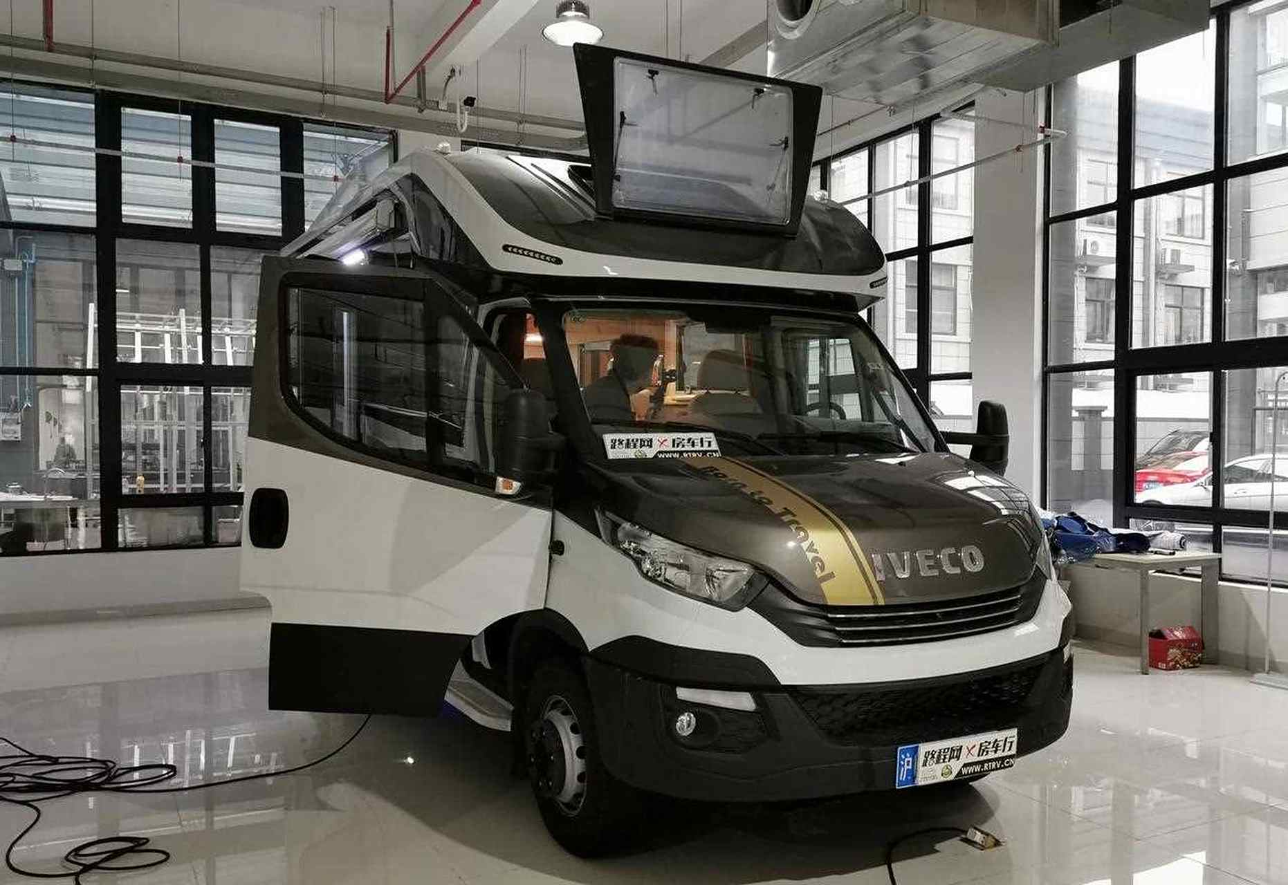 伟昊全装全配t型房车(进口65t底盘)准新车:19年1上上海c牌,公里数才6