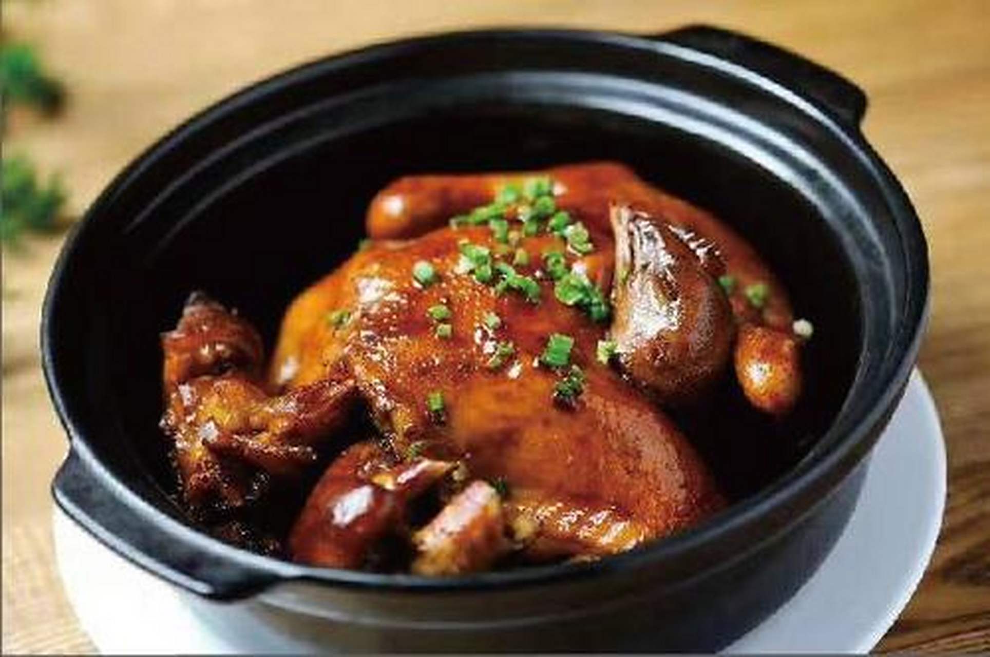 三游神仙鸡,是湖北宜昌市一道传统菜,系选用肥嫩仔鸡为原料,经宰杀治