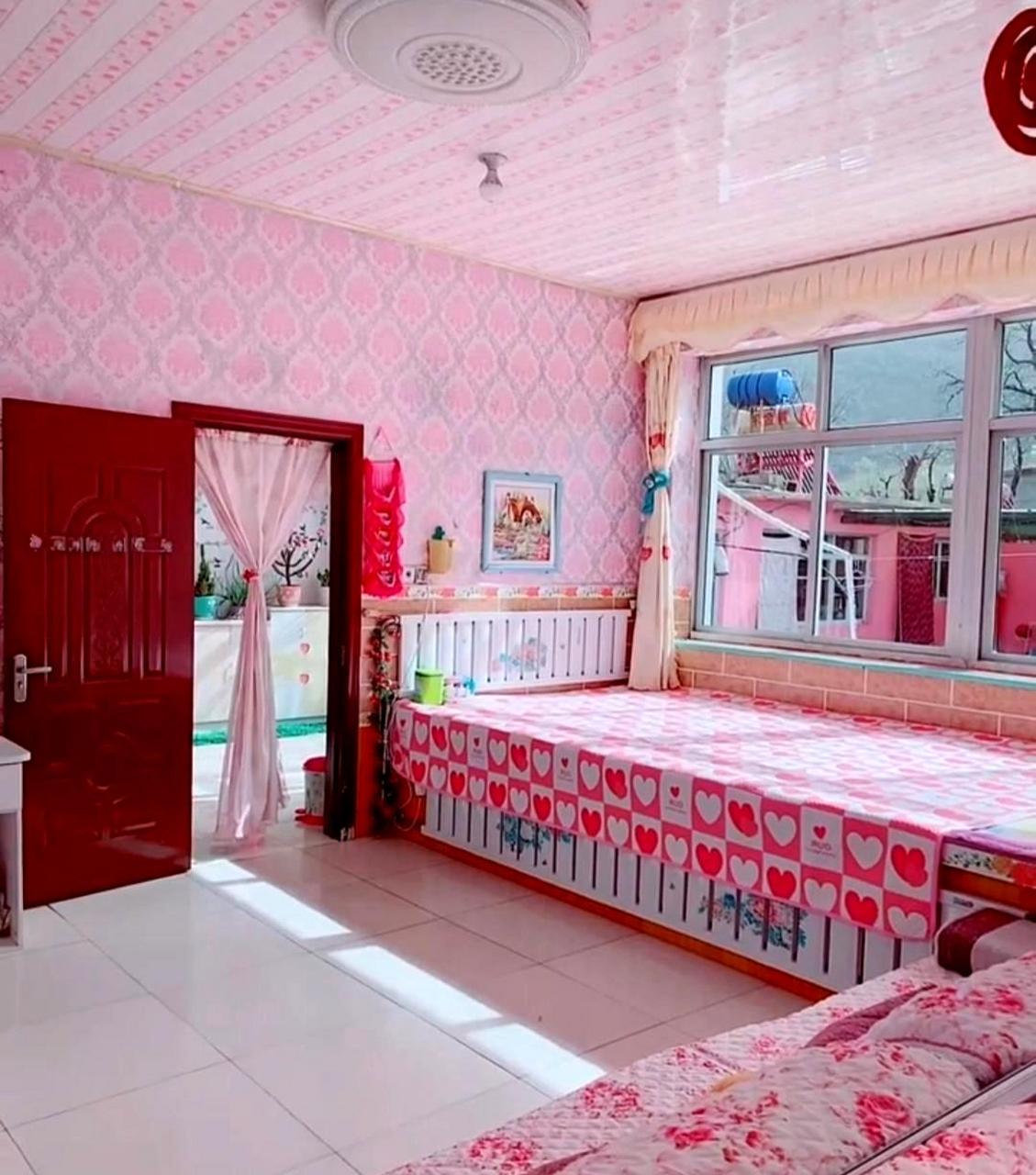 我要学习这位大姐把房间收拾得又干净又漂亮,将来也让村里的房间变成