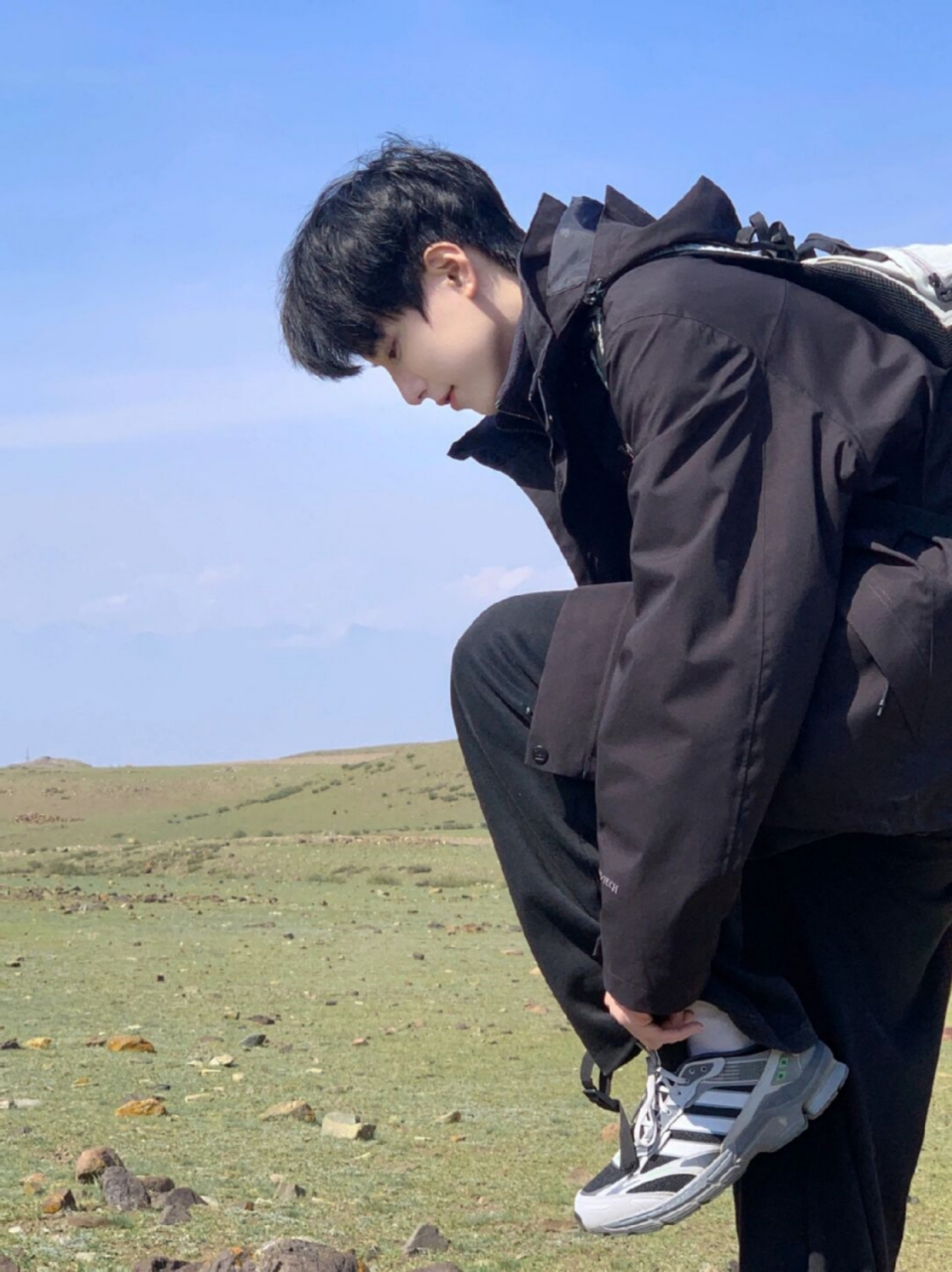 少年感男生  高纬度的五月 5-10度的温度 需要穿上厚厚的外套 但中午