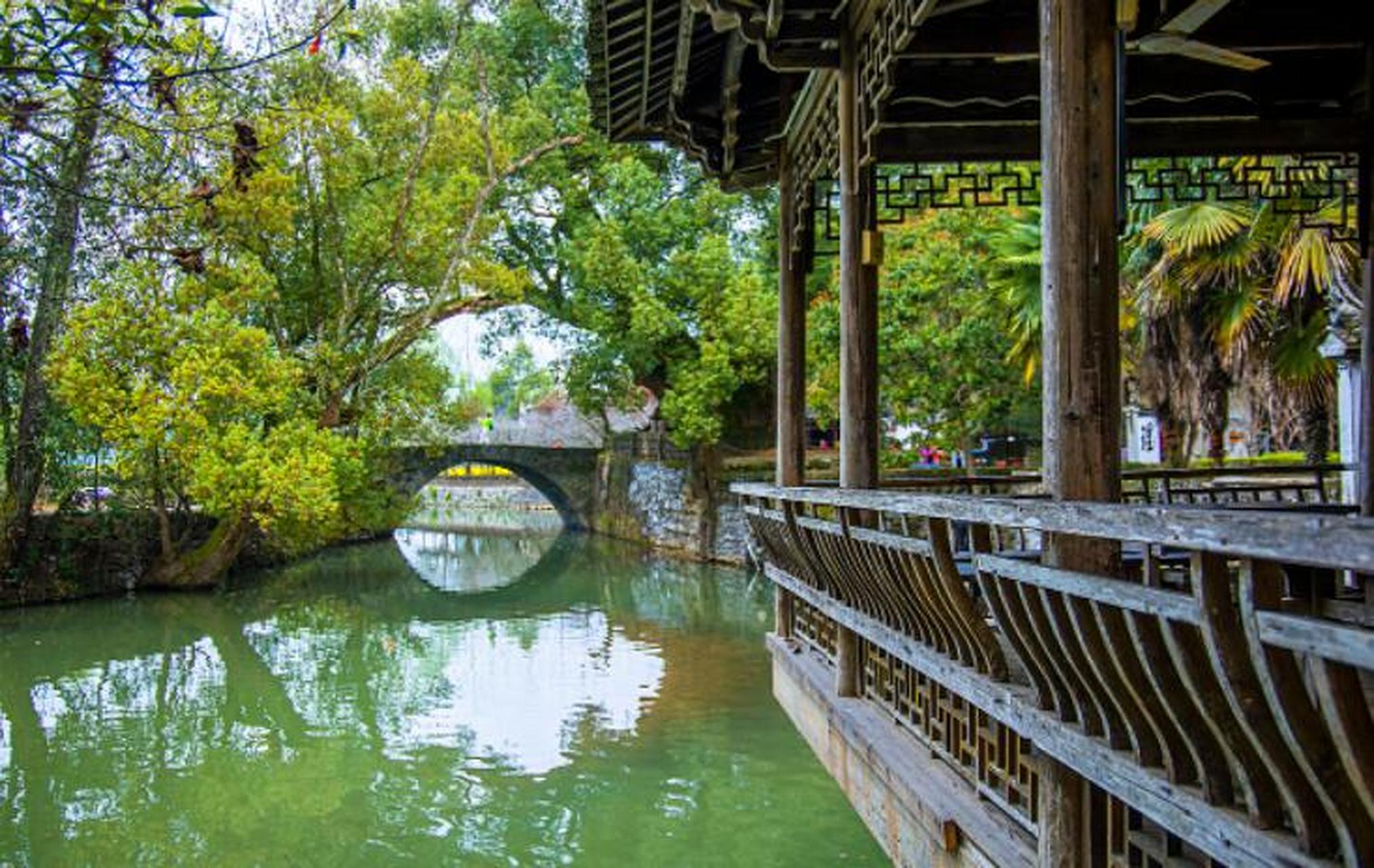 严田古樟民俗园里,走在乡间的小路上感受如梦境般的田园生活,走进婺源