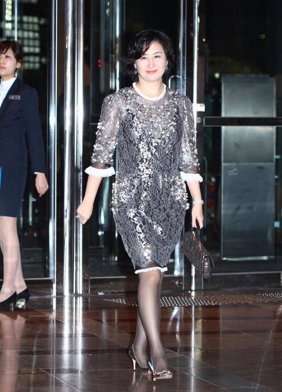 何超琼气质优雅,身穿灰色蕾丝裙,搭配黑丝袜,端庄大方