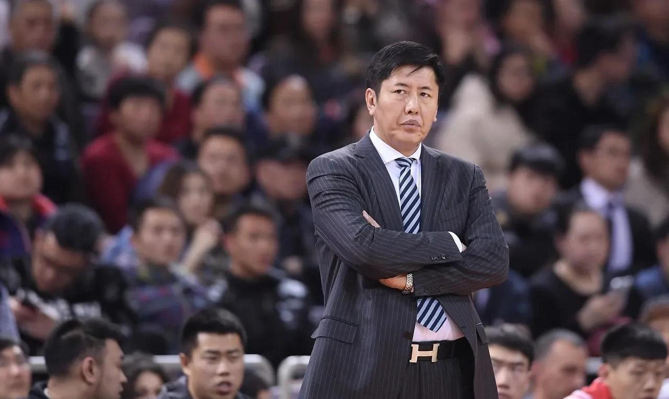 丁伟怒骂球迷,在山东主场大比分负于广州后,部分球迷在场外不愿散去