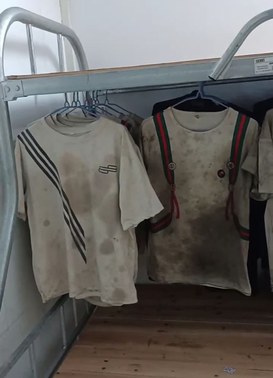 白色t恤几乎变成了黑色t恤. 他说他知道这一点,一开始就努力学习.