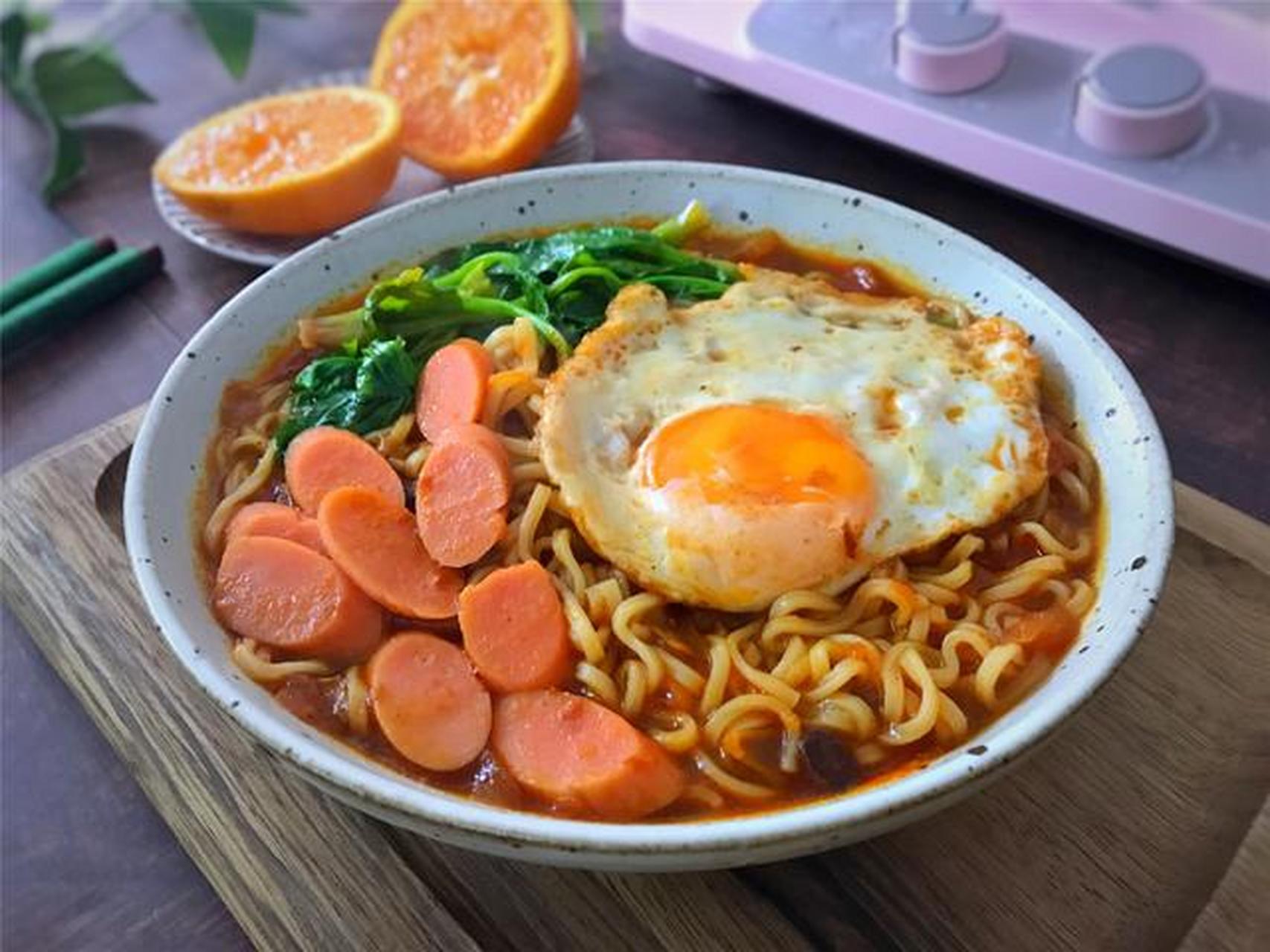辫儿哥张云雷泡面吃法,多加了鸡蛋和火腿肠,料更足,香辣鲜美,快手简单