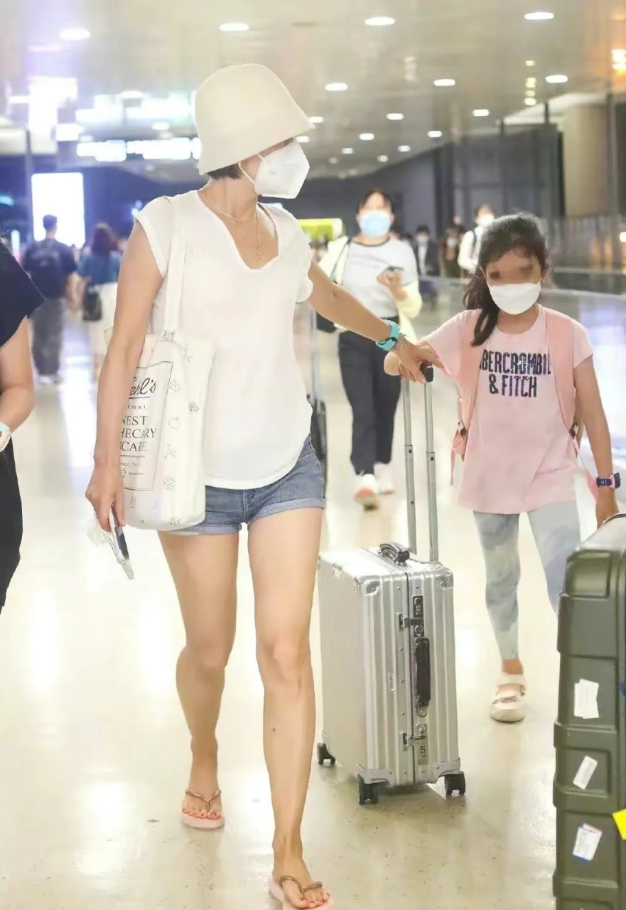 马伊琍携俩女儿现身机场!