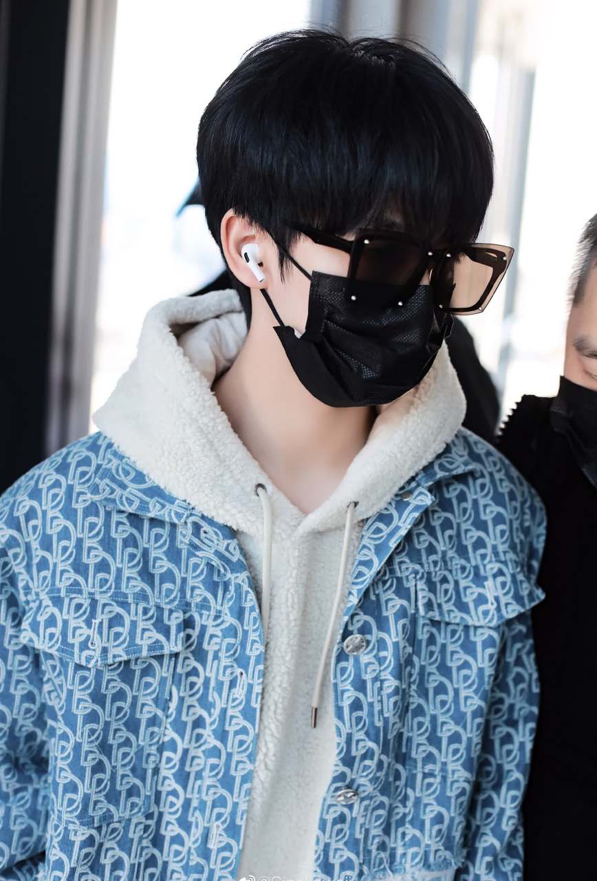 何俊霖今日更新机场餐拍,身穿满印花logo设计的渐变牛仔套装,搭配白色