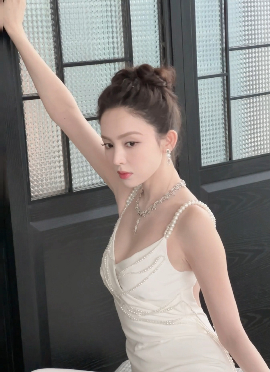 星闻#  古力娜扎: 白裙搭配完美身材,真的绝美! #古力娜扎