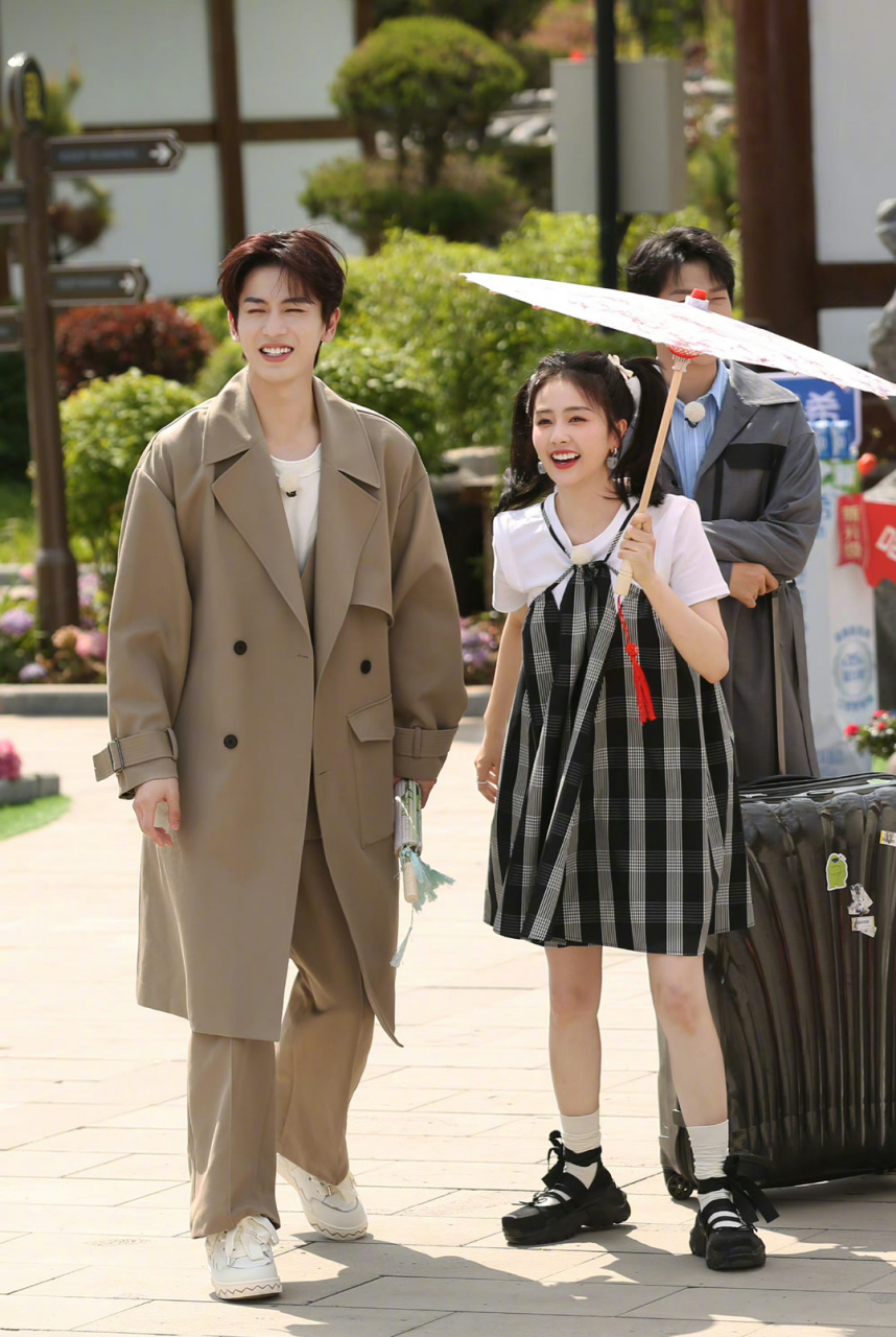 白鹿和张凌赫录制《奔跑吧》,两人同框照来袭,笑得都好开心,但白鹿的 