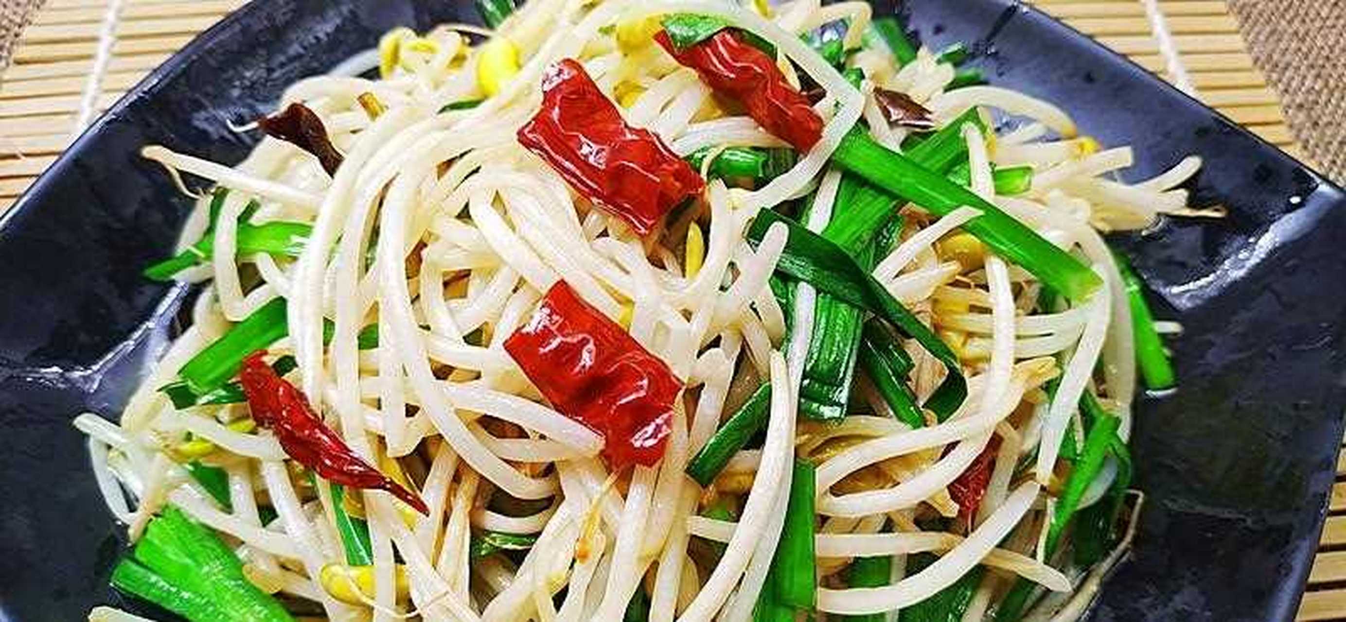 韭菜炒豆芽是一道美味的家常菜, 清香脆口, 连吃3天都不腻[不高兴]