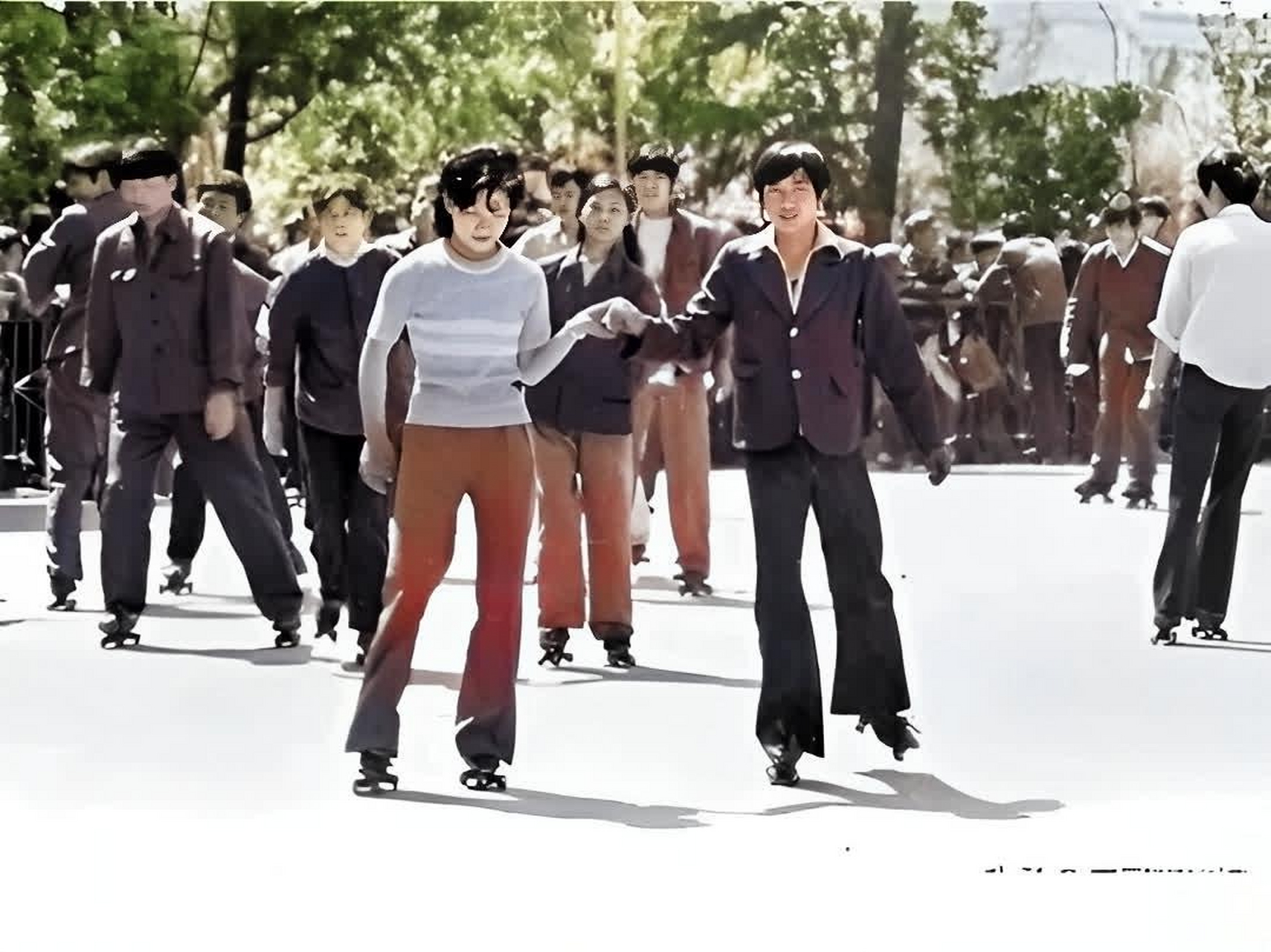 1983年,年仅25岁的翟曼霞被判死刑,画面中的她青春靓丽,容貌过人,如此