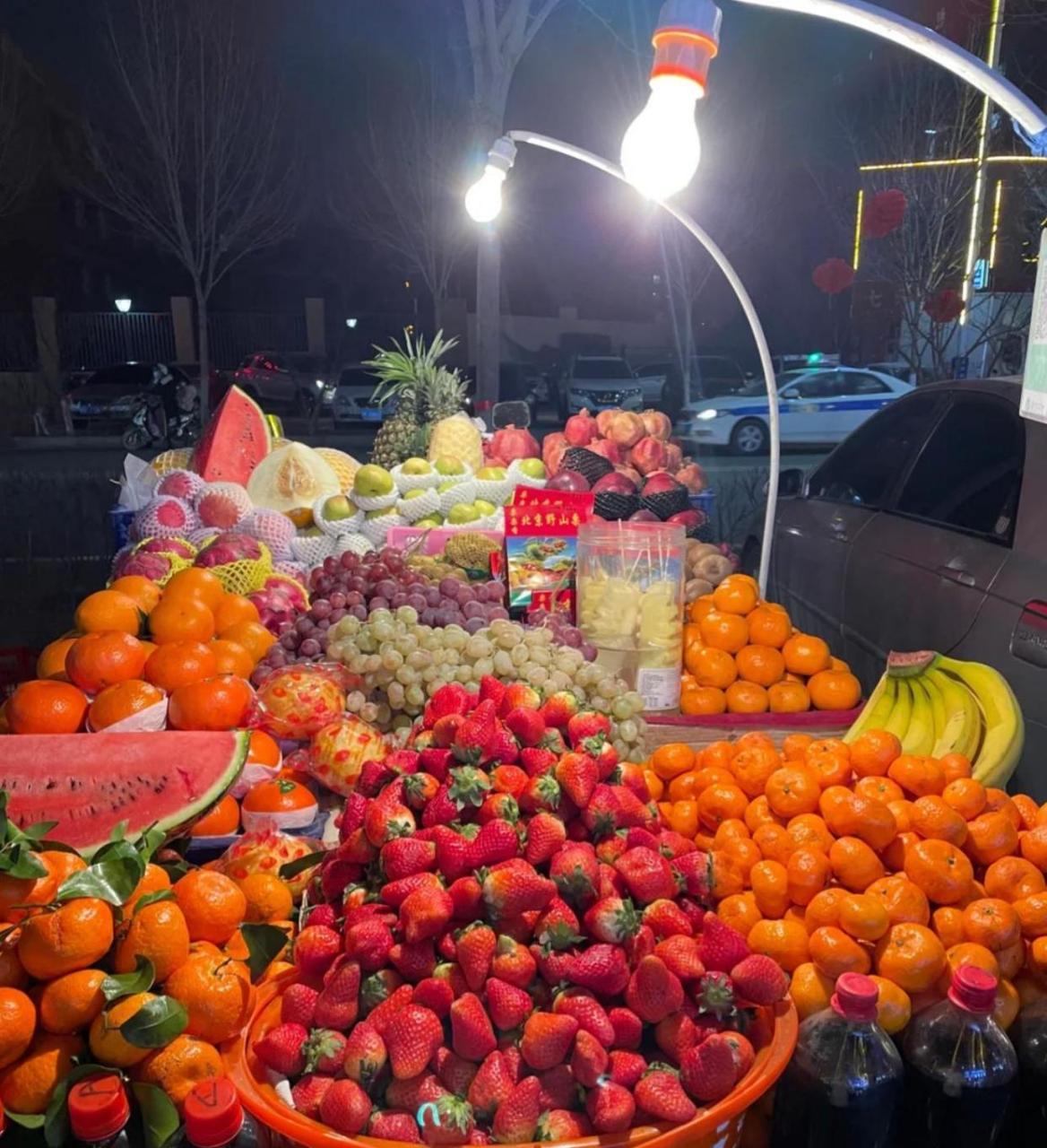 在冬天只有新疆才有这样的水果车