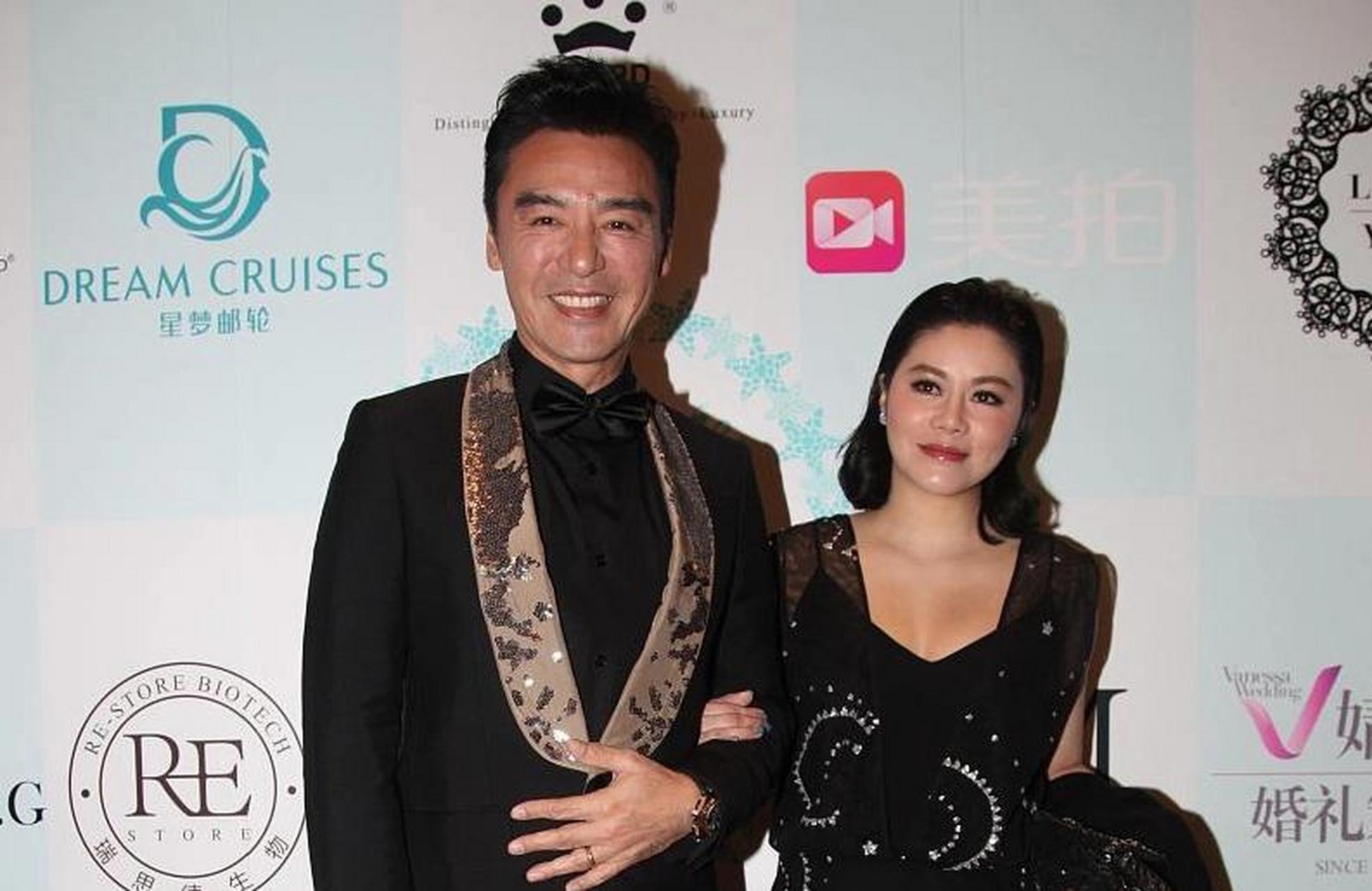 范姜和钟镇涛出席活动,范姜身穿黑色礼裙富态耐看,一张"旺夫脸"方正