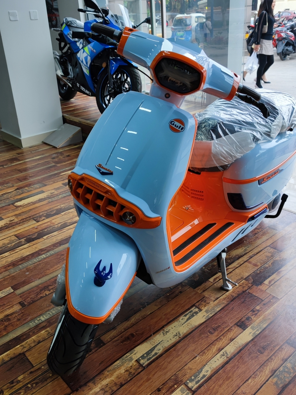 龙嘉维多利亚踏板摩托车 gulf联名太可爱啦 150的车身,300cc的动力