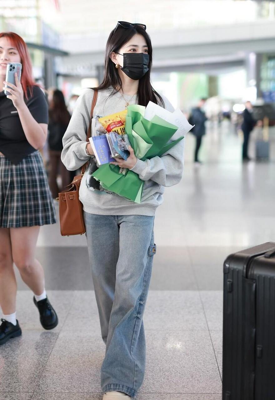 徐璐机场街拍,灰色卫衣搭配牛仔阔腿裤,休闲随性.