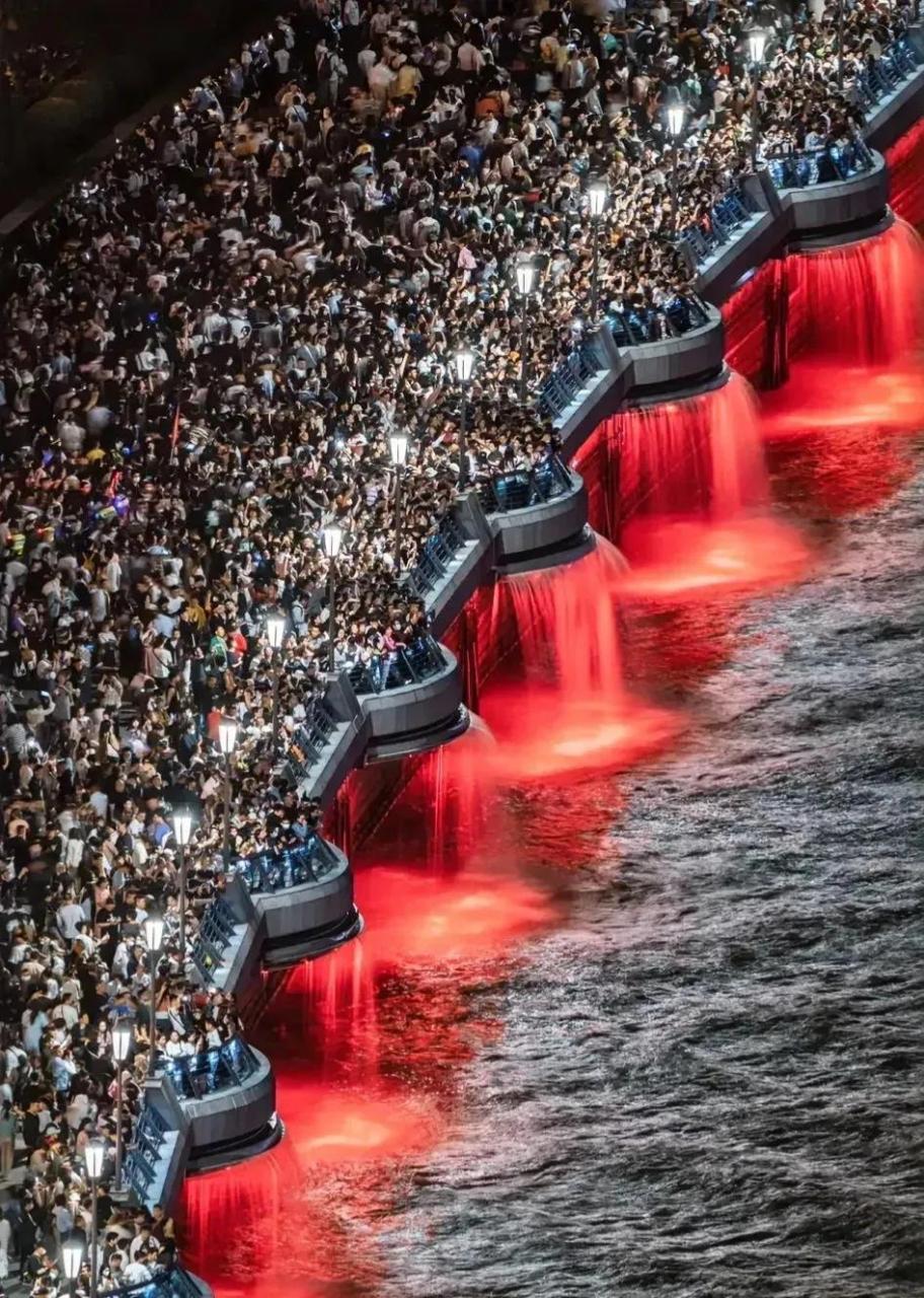 上海外滩五一节期间游人爆满,要想挤到前面拍张照片,简直比登天还难.