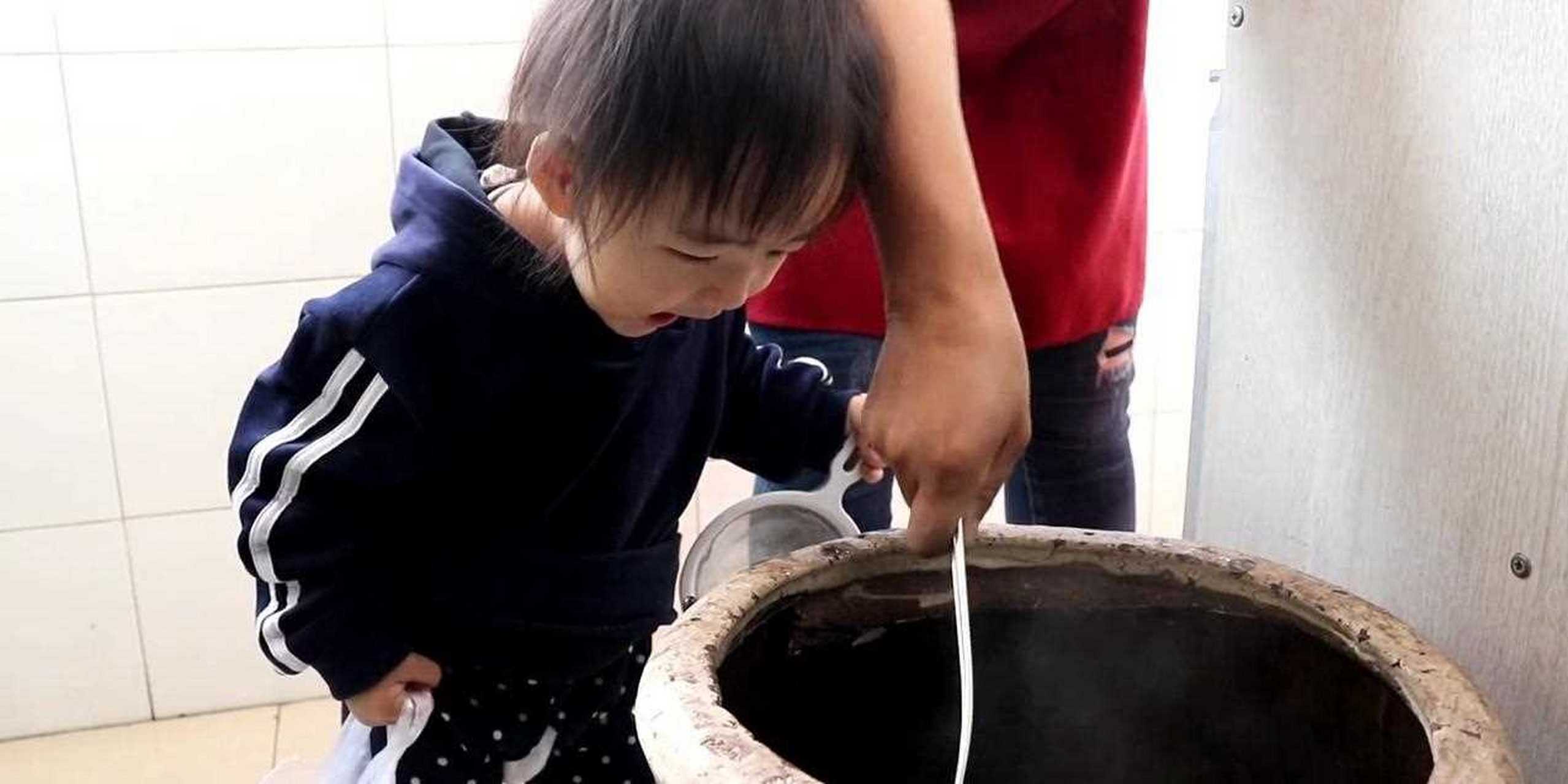 美味小舍给大家送福利了,免费送小刘自己家腌的酸菜一份.