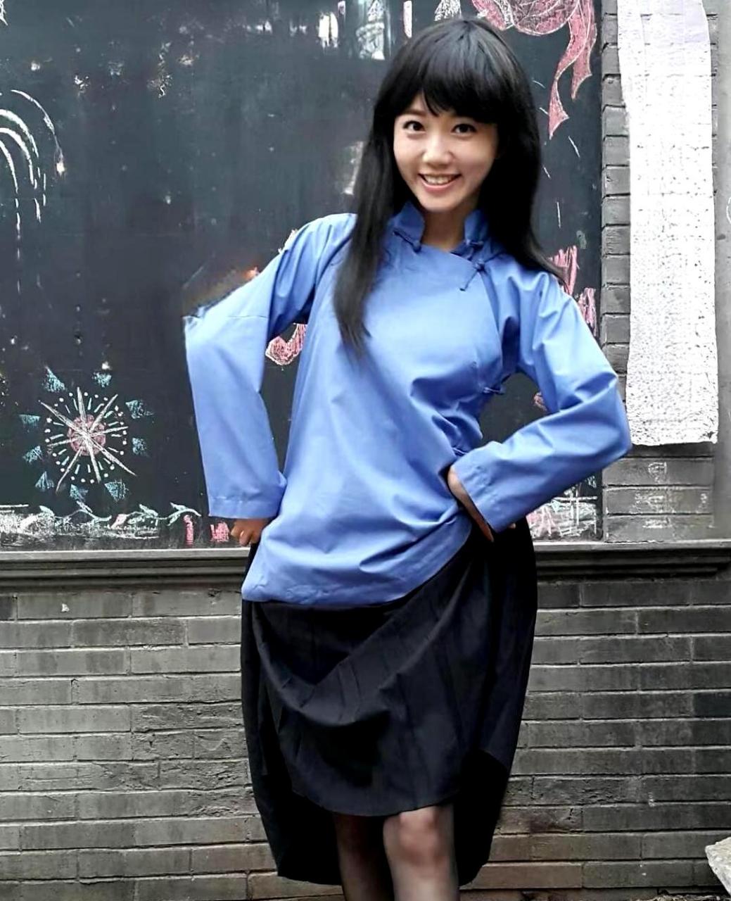 我终于相信,民国时期的女学生已经开始流行穿黑色丝袜了.