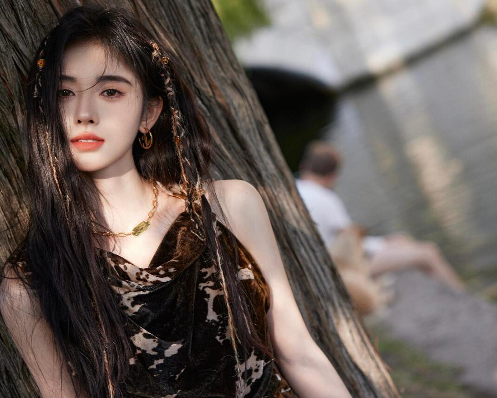 四千年美女#鞠婧祎# 小巧玲珑的精致脸庞,肤白如雪,身材窈窕,养眼吸睛