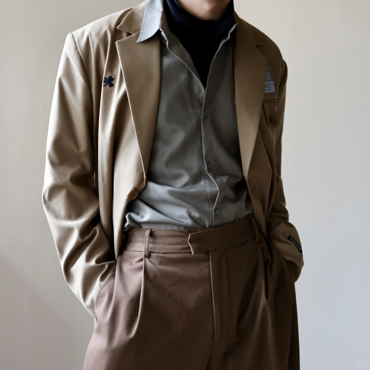 经典的大地色系叠穿 95卡其棕西装 枪灰衬衫 棕色阔腿裤 在这基础上