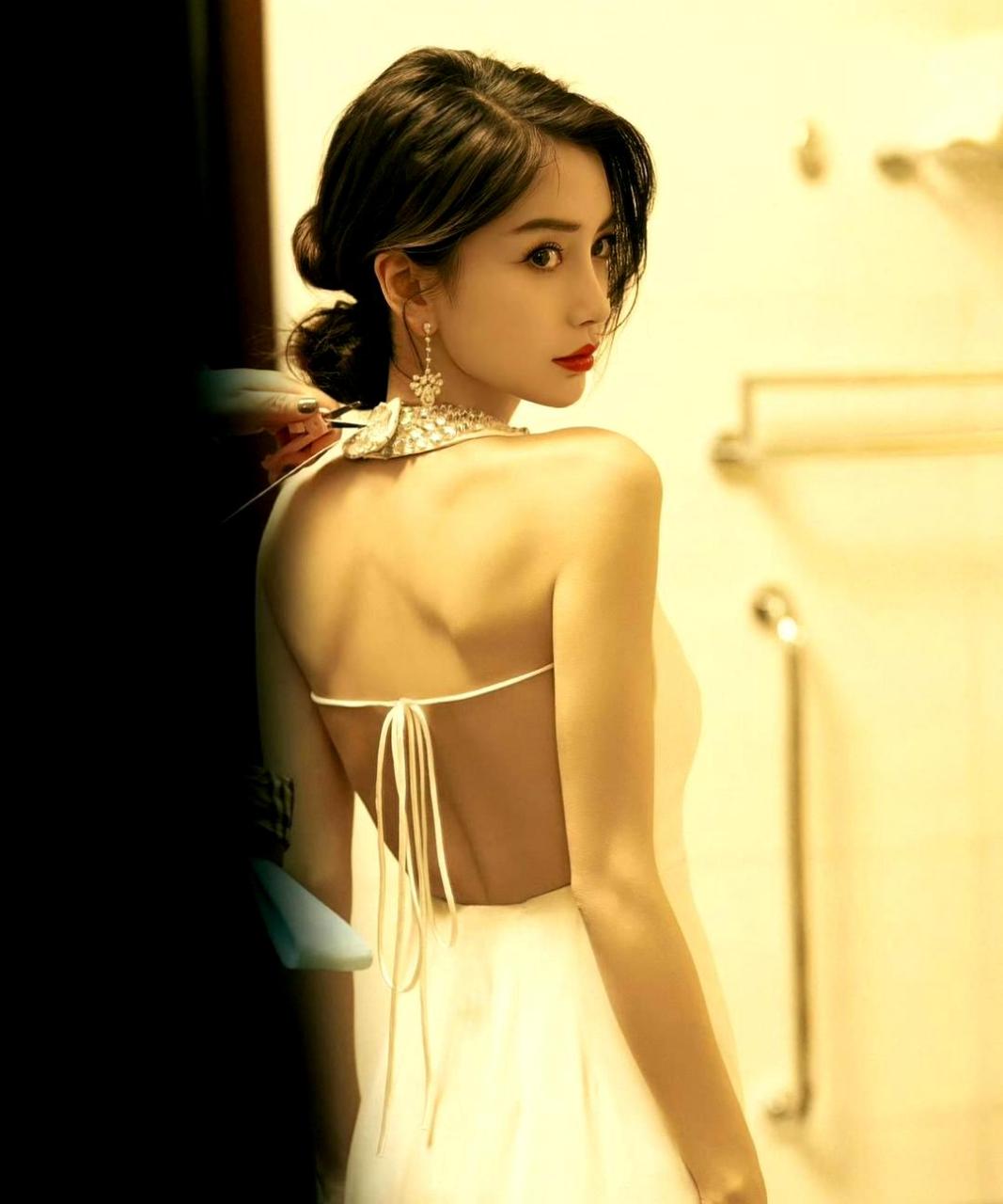 蝴蝶背在女明星中很常见!