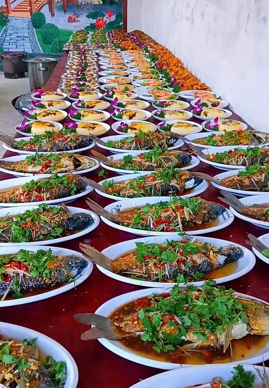 这就是农村的大席,已备好,等着上菜呢!