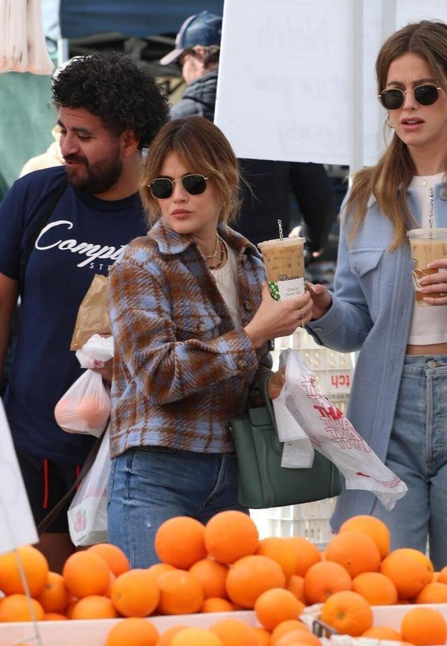 露西·海尔周末与好友去农贸市场采购,一边逛一边挑选