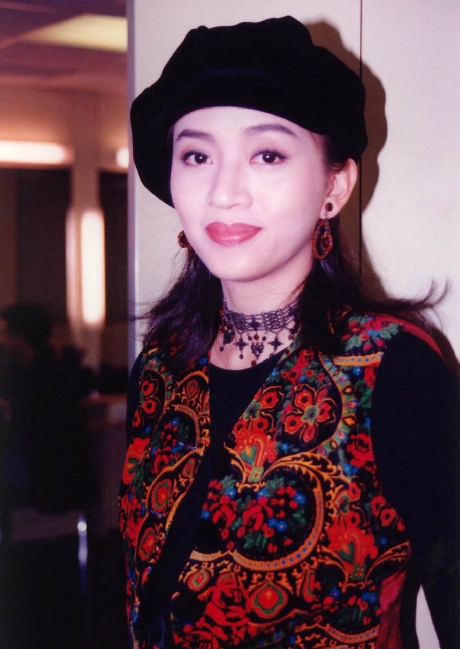 梅艳芳是香港著名的女歌手,演员和社会活动家,被誉为"乐坛大姐大"和"