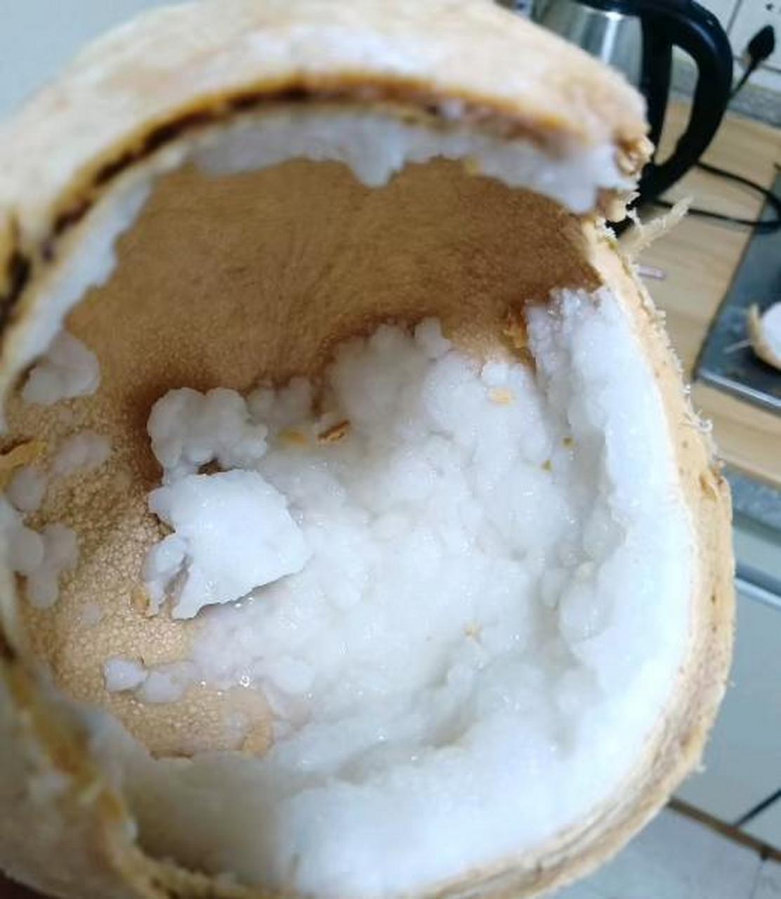 这个椰子打开来椰肉怎么是这样的
