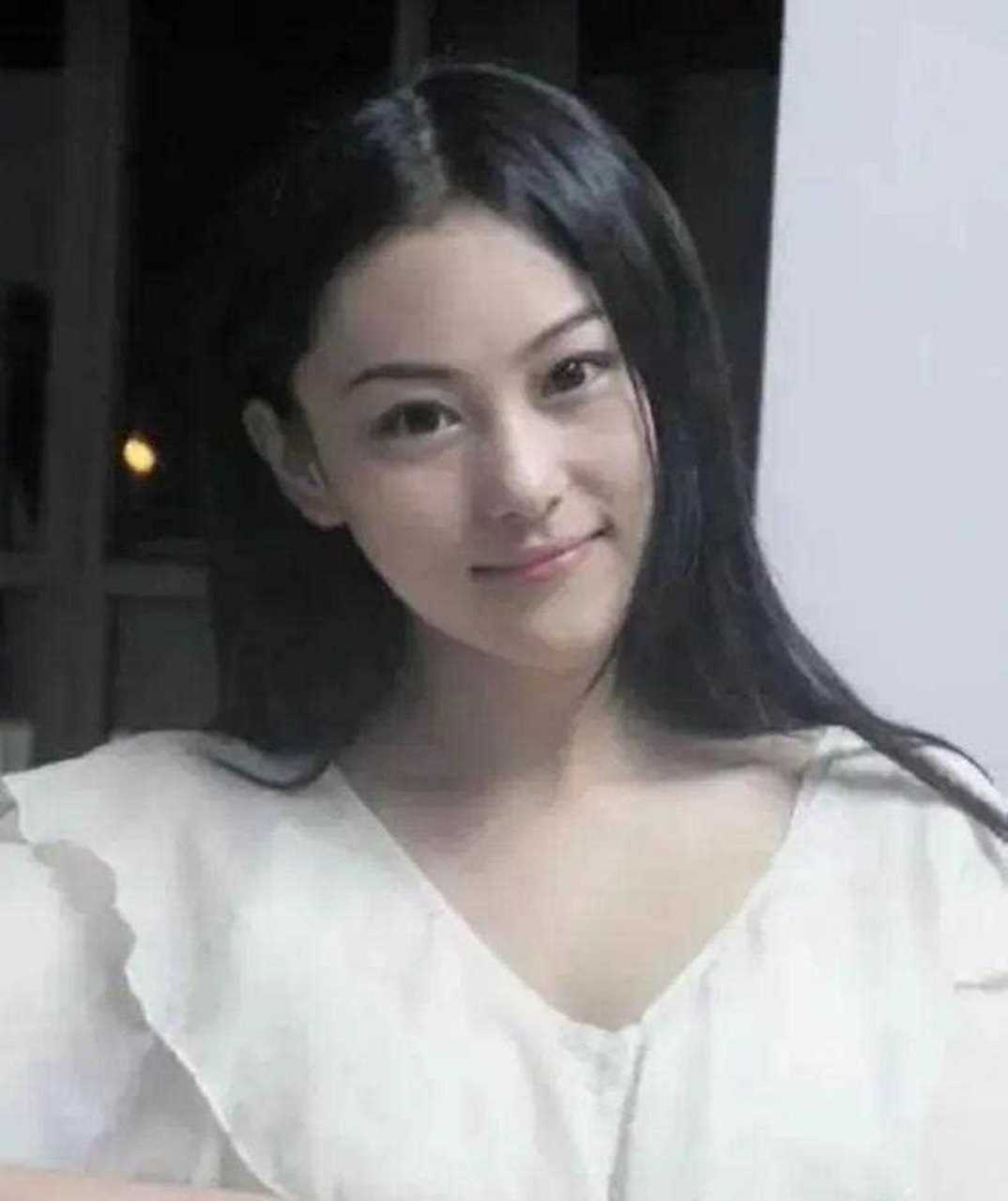 张馨予高中同学晒出她没出道前的照片,太清纯了,这个原装颜值绝对是