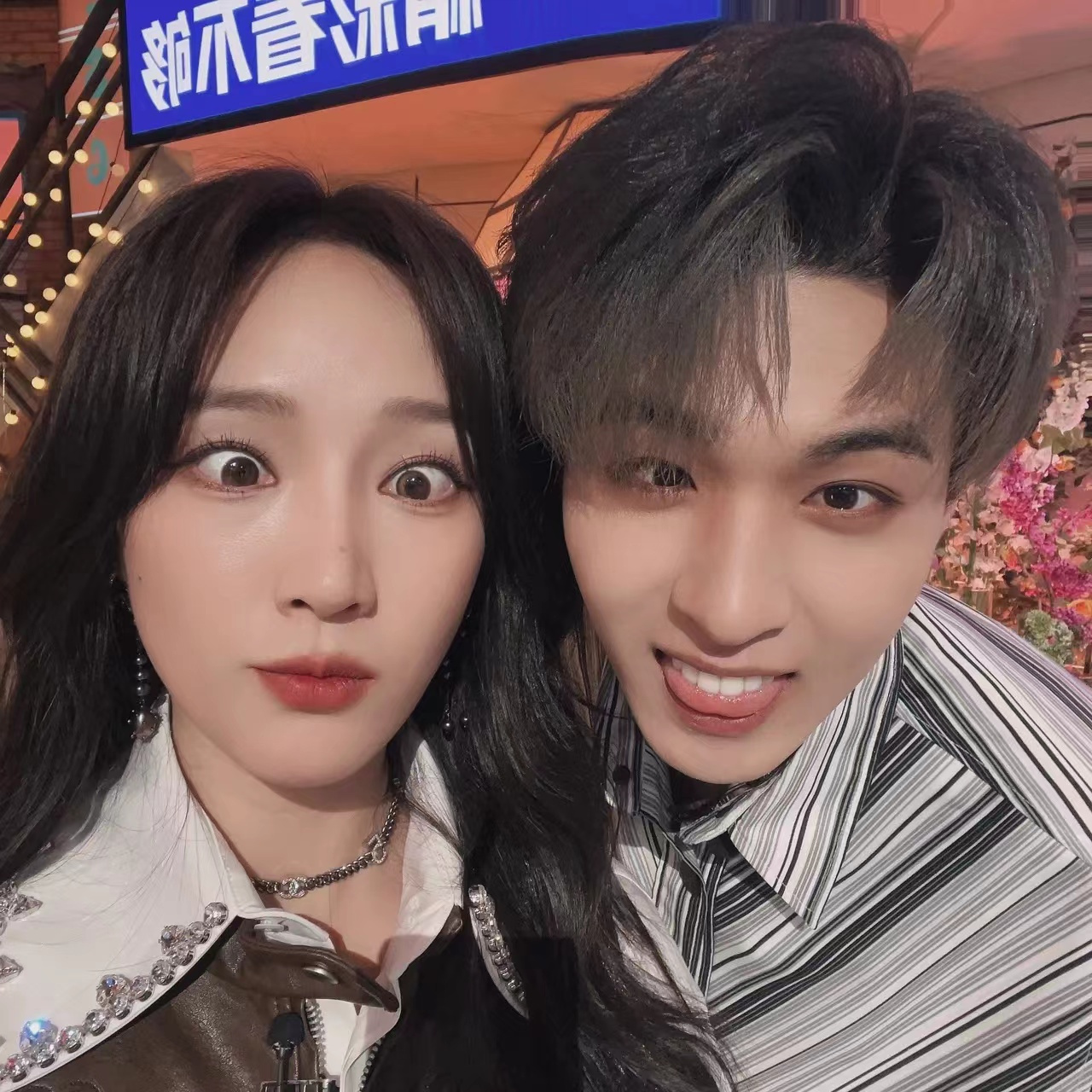 秦霄贤跟孟佳两个人的合照,真合拍  这俩人在一起合照,极尽搞笑搞怪之