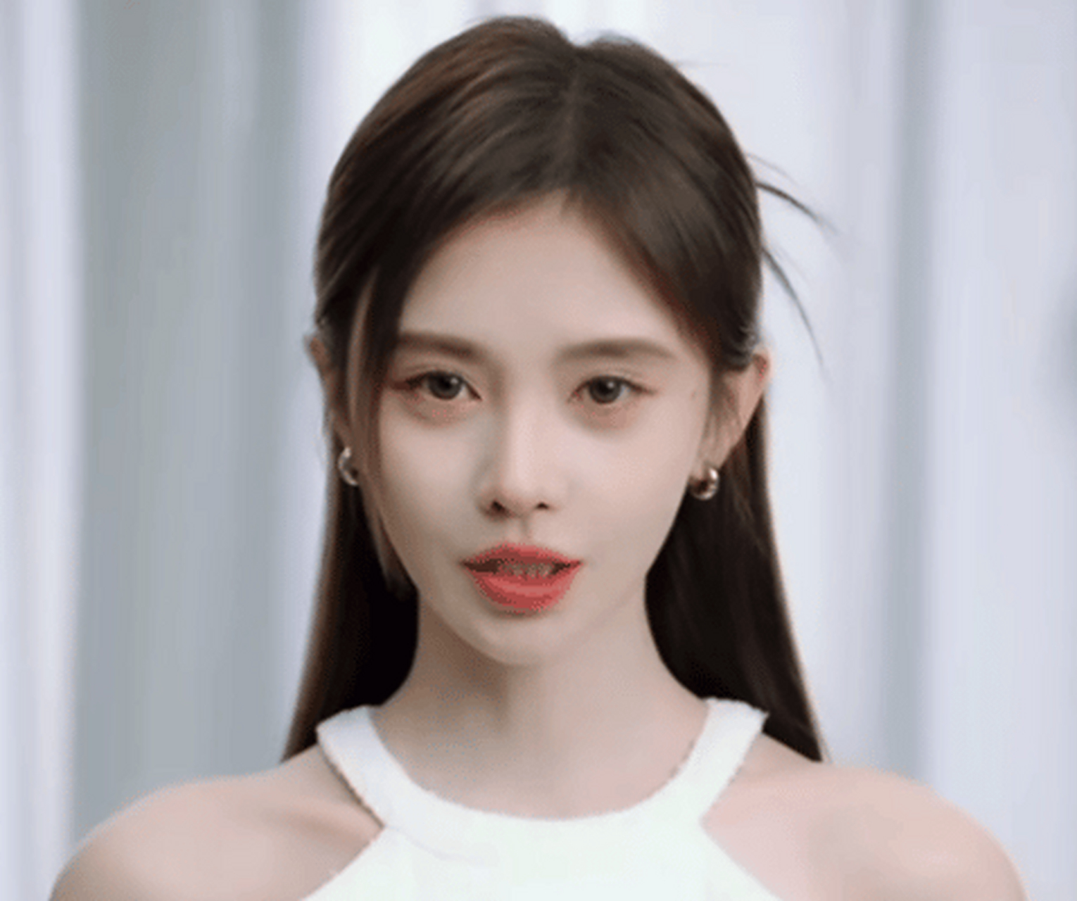 细心的网友发现,女明星鞠婧祎在视频里鼻孔的大小不一样,一边是圆的