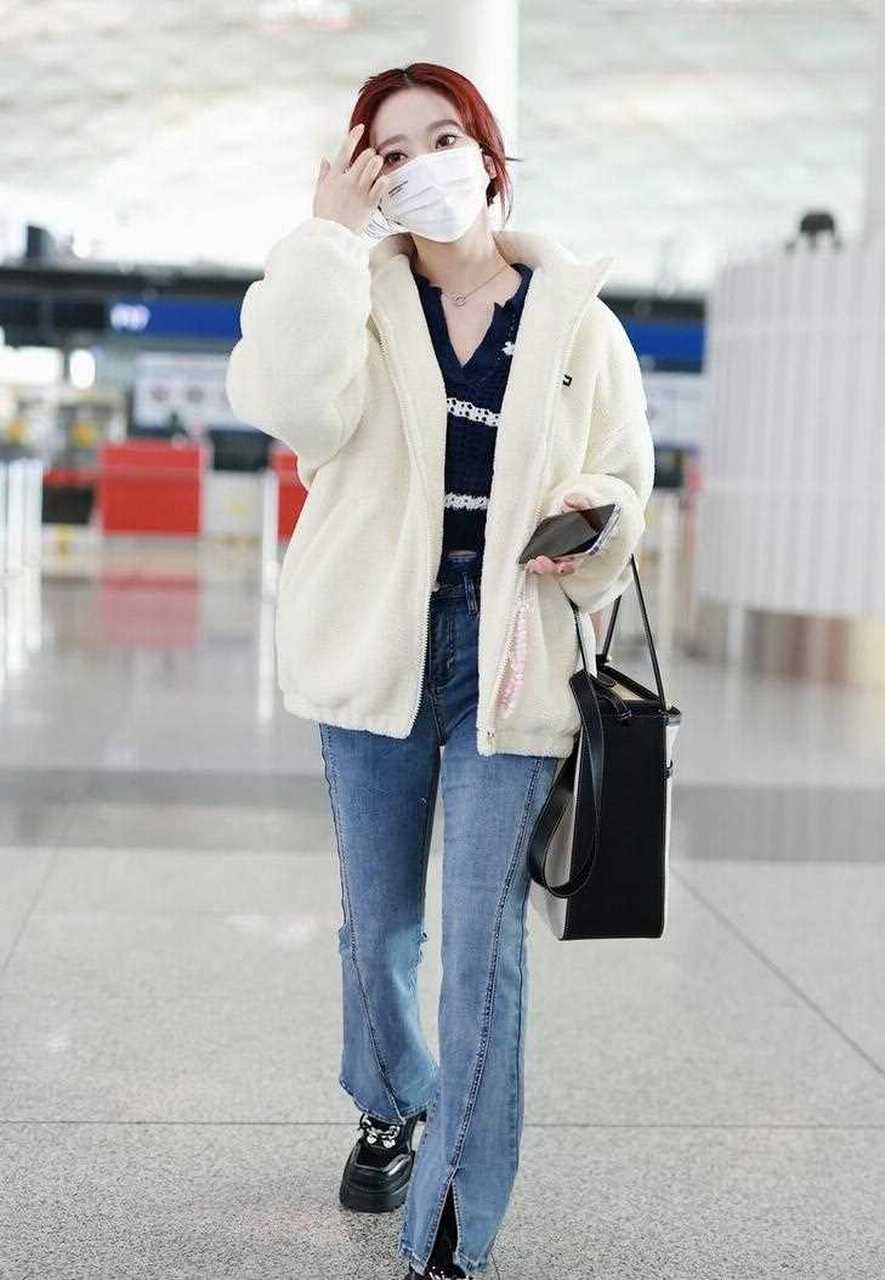 张紫宁最新机场照来了,她穿得简单又大方,还蛮好看的.