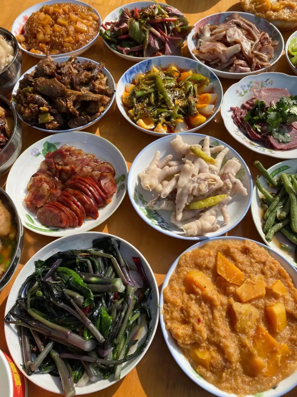 四川农村吃饭,一家子七八个人  一家子在一起吃饭是最幸福的,人多力量