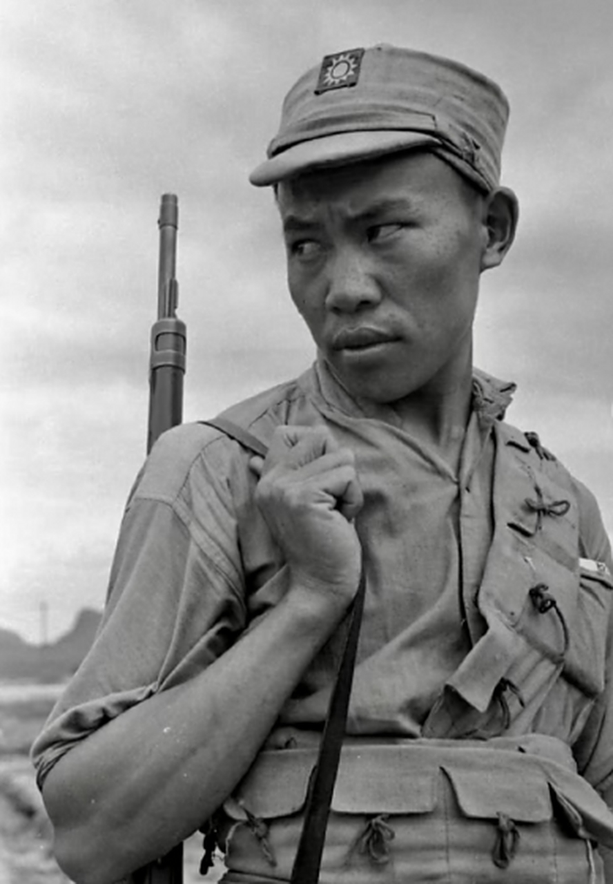 这不是影视剧截图,而是真实的抗日军人的照片,拍摄于1945年.