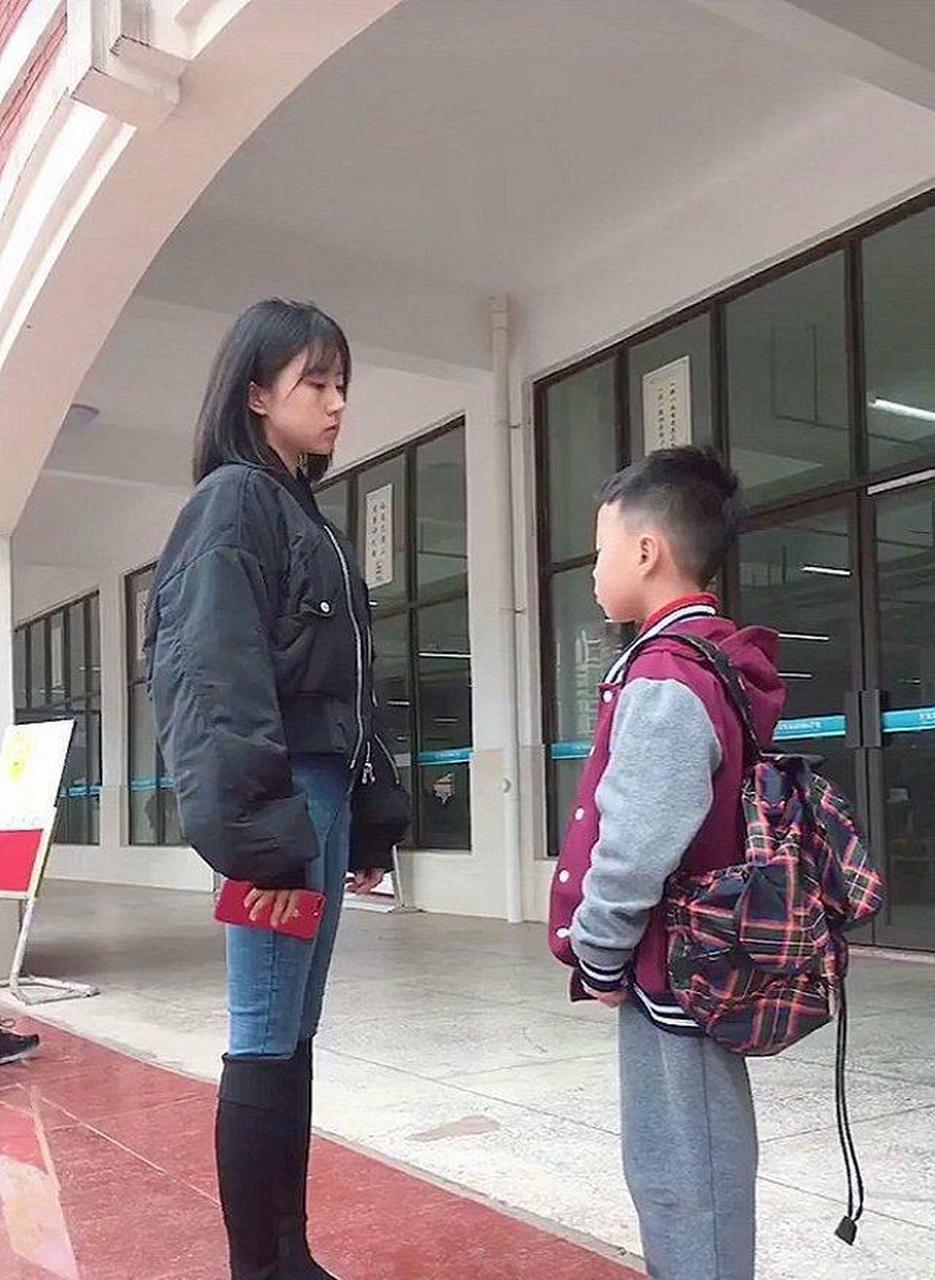 90后女老师在训斥00后的小学生,这个场景好萌啊!