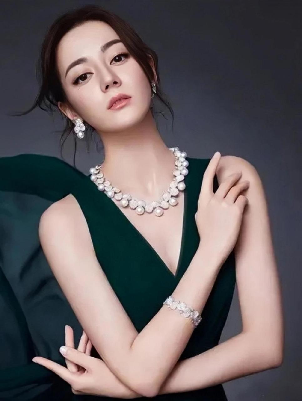 娱乐圈最会戴珍珠女星 迪丽热巴真的太美了 说到文娱圈会戴珍珠的明星