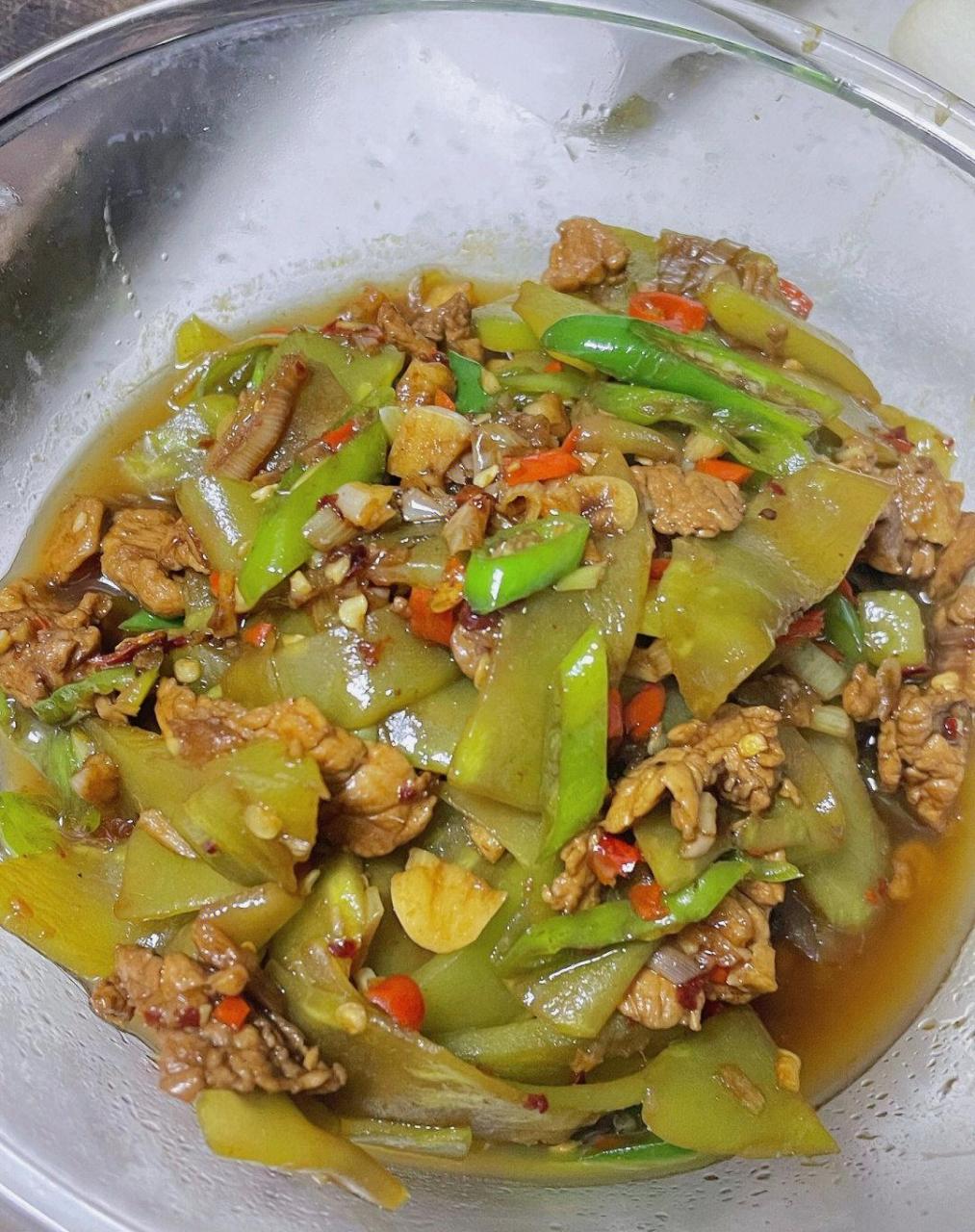 "莴笋炒肉" 食材95 09猪肉 02莴笋 第一步:猪肉切片;莴笋切片