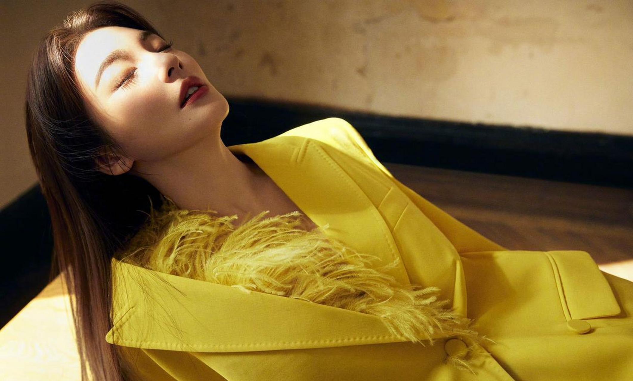 张雨绮最新杂志封面大片,高贵冷艳的御姐,眼神犀利疏离,简直就是冷艳