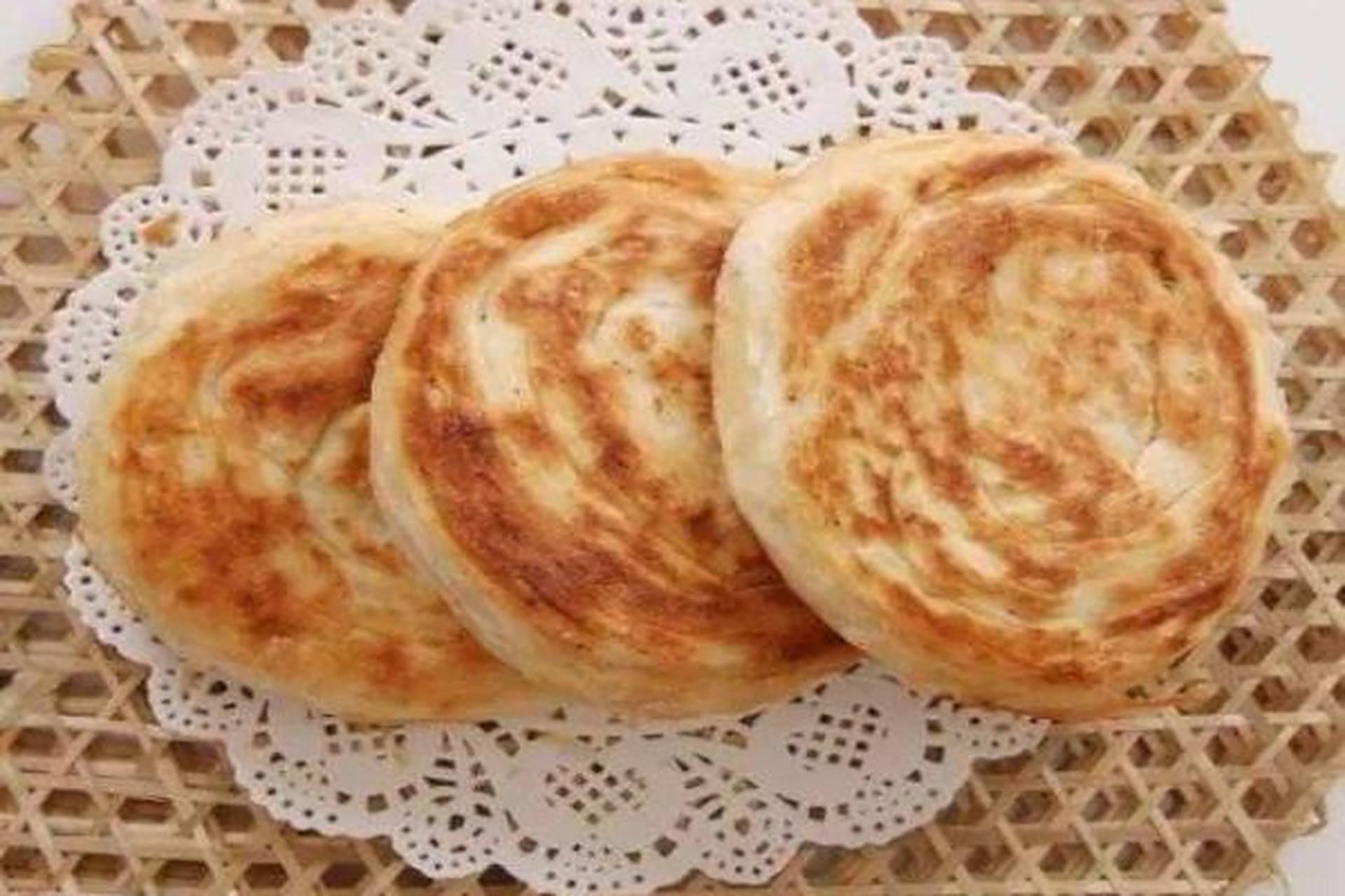 莱芜烧饼简直就是喝羊肉汤的绝配小吃,在山东和羊肉汤就必须配上一个