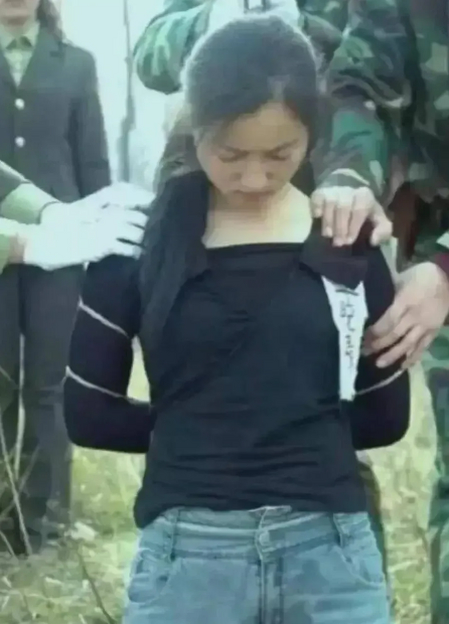 1994年,郊外刑场,26岁的女毒贩牛晓秀被枪决的情形.