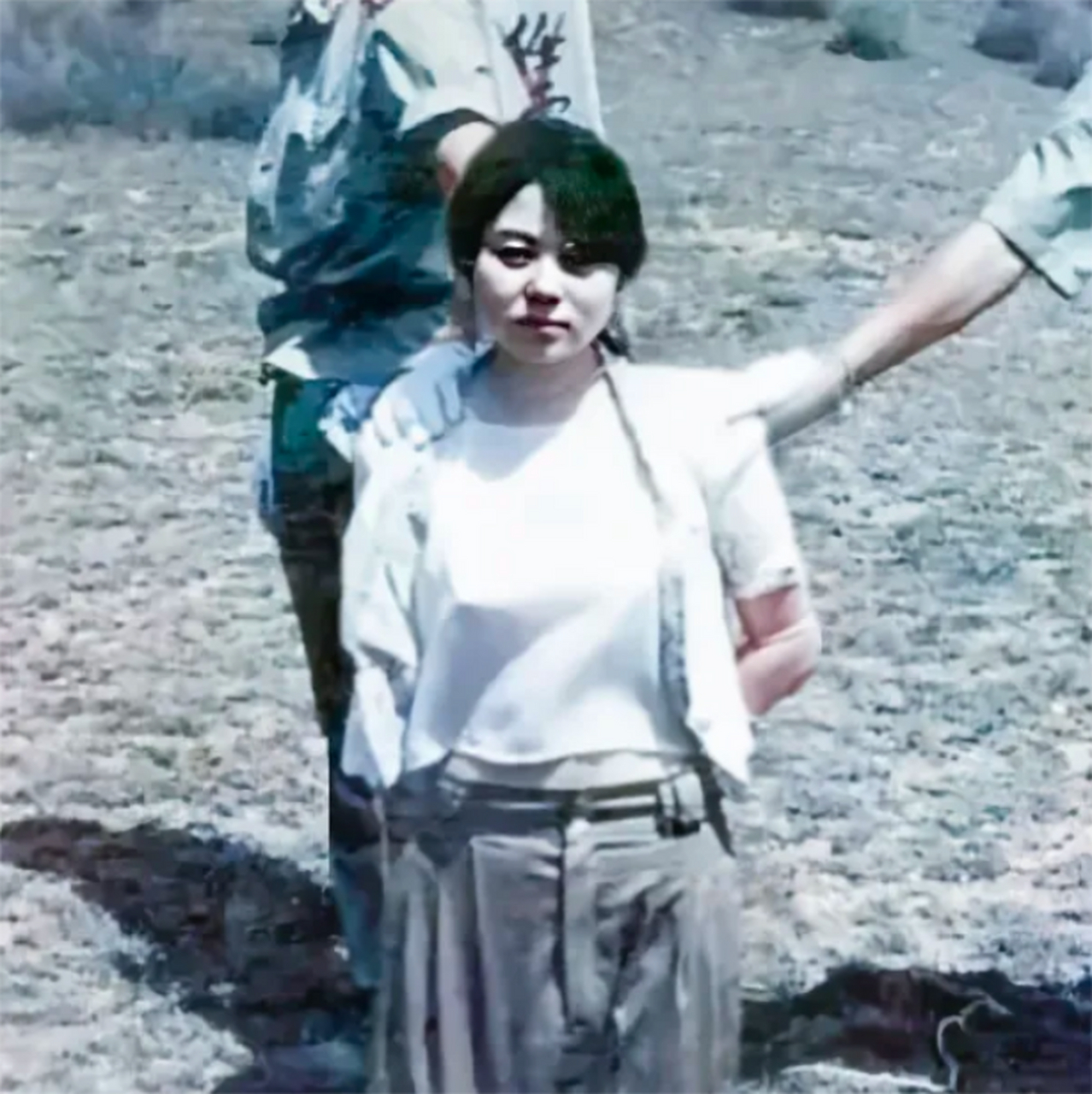 1993年,"最美女死刑犯"任雪被执行枪决前的照片,镜头前的她跪在地上